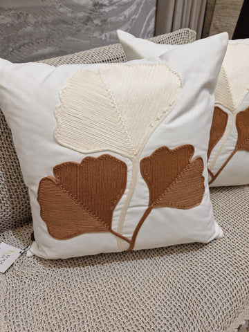 Almofada Aplique em Folhas Bordadas 55cmX55cm