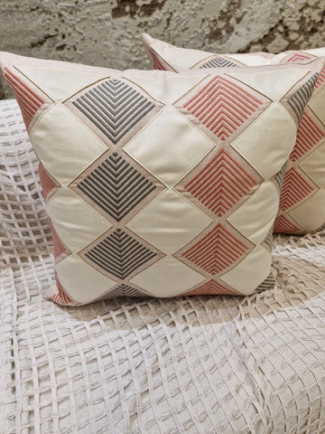 Almofada Triangular Decorativa Bordada M50 52cmX52cm