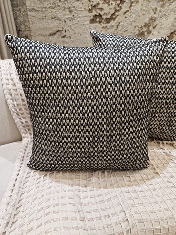 Almofada Decorativa Preta Aplicação em Crochê MD49 52cmX52cm