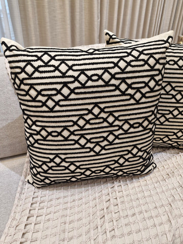 Almofada c/ bordado Preto MD2 52cmX52cm