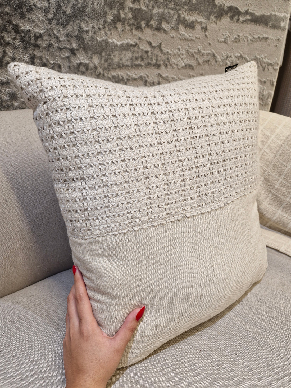 Almofada Aplique em Crochê  52cmX52cm Bege