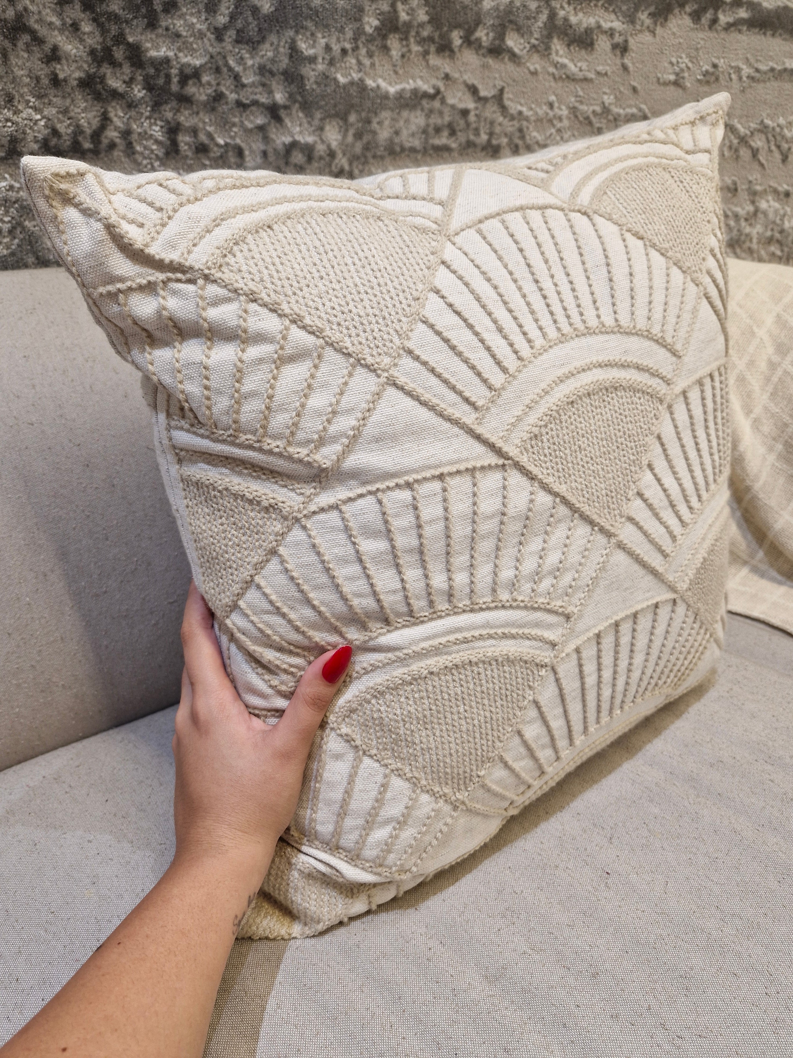 Almofada em Linho com Bordado  52cmX52cm Bege