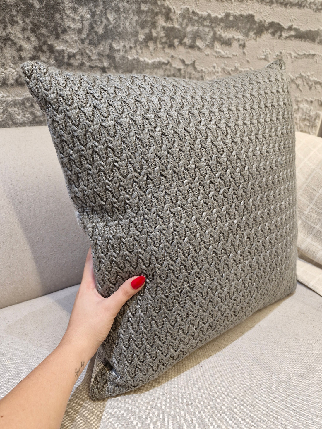 Almofada Aplique em Crochê  52cmX52cm Cinza