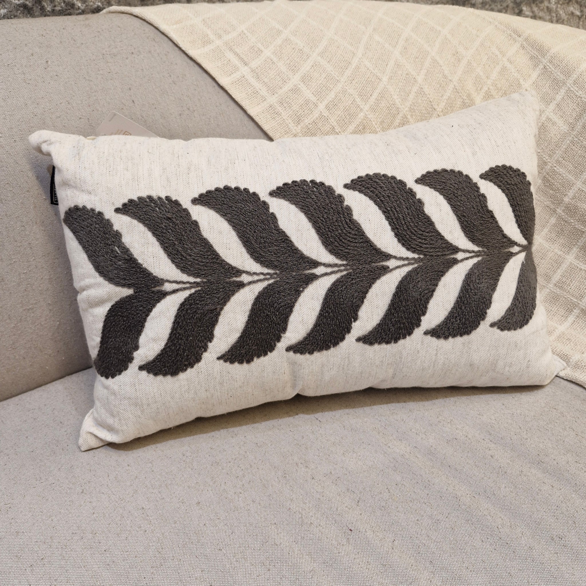 Almofada Linho Cru Bordado Chumbo 35cmX58cm