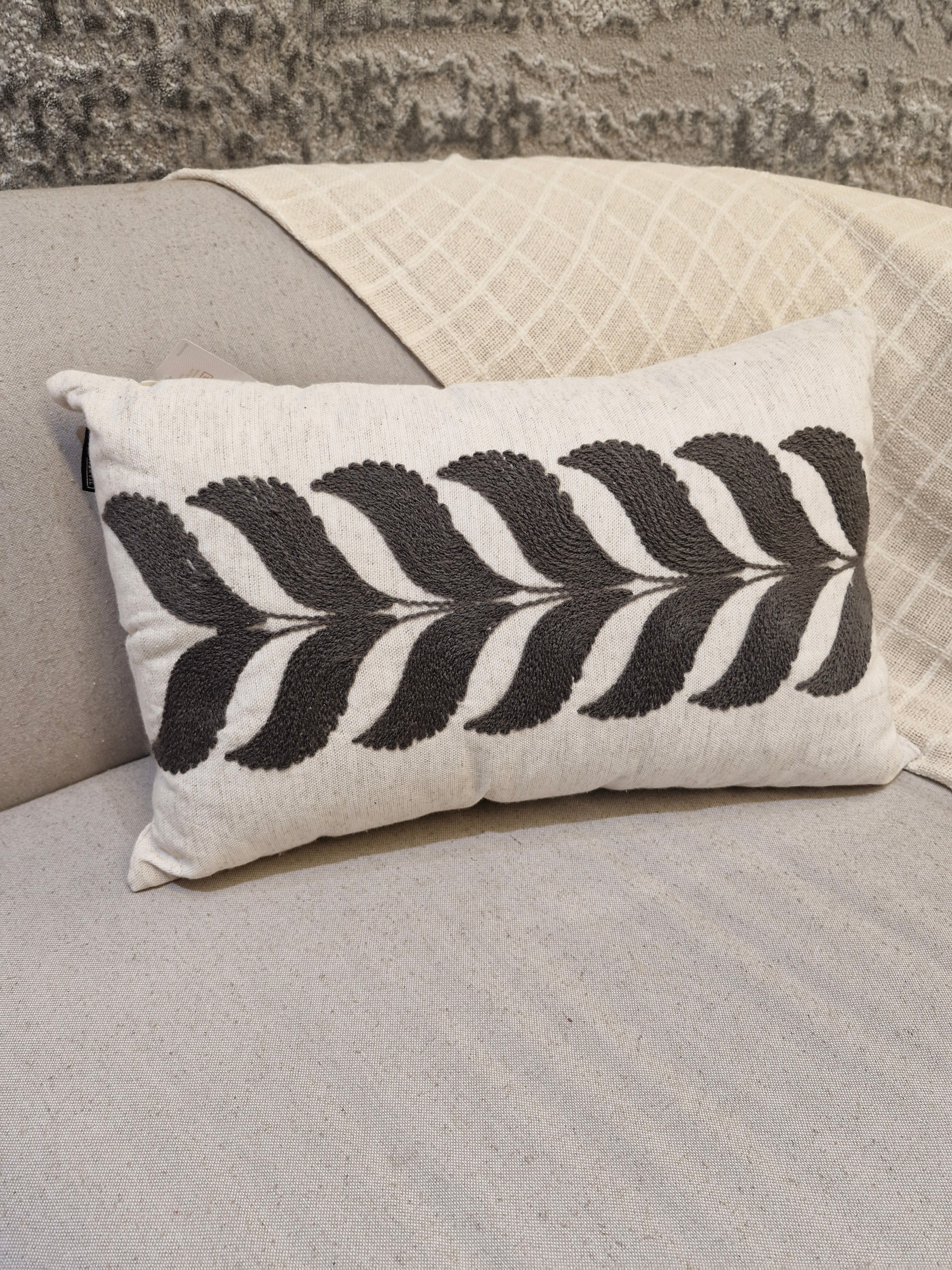 Almofada Linho Cru Bordado Chumbo 35cmX58cm