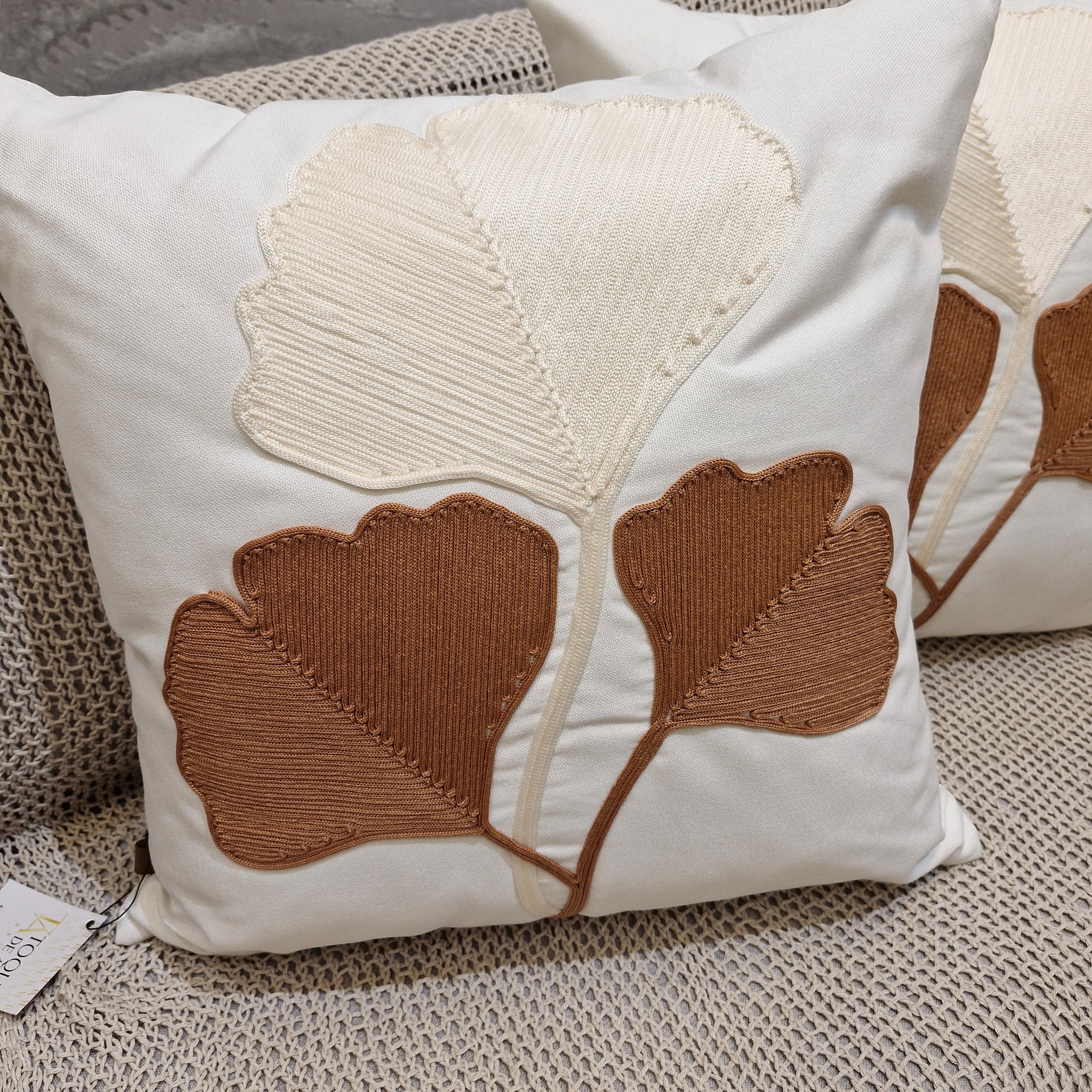Almofada Aplique em Folhas Bordadas  55cmX55cm