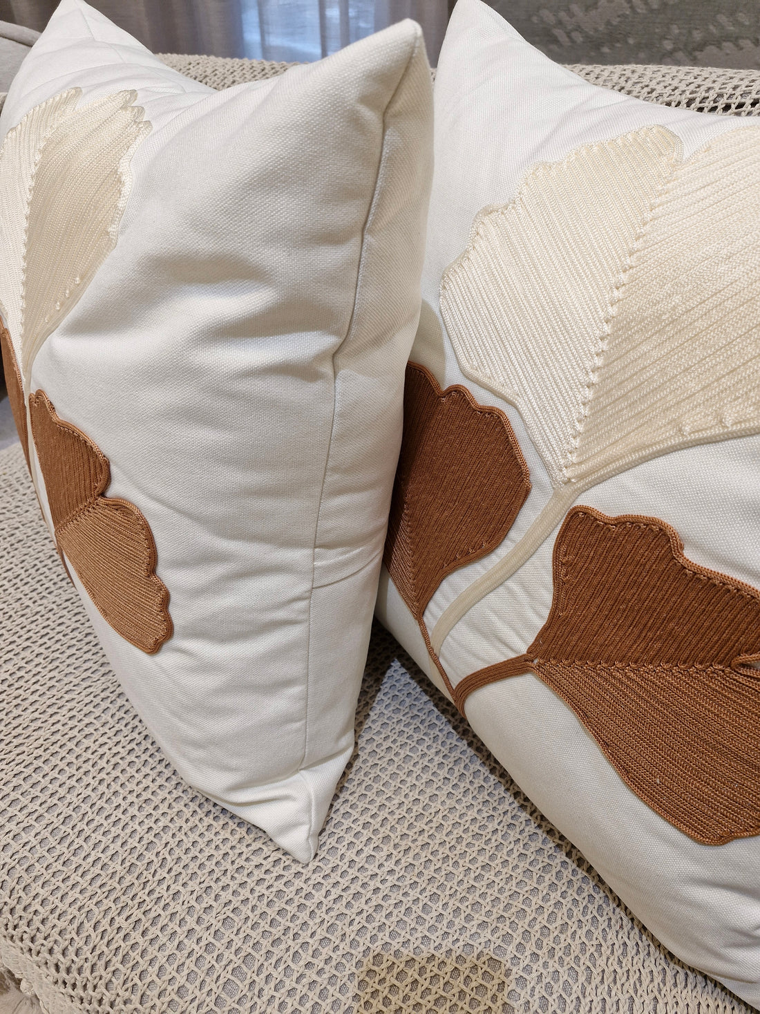 Almofada Aplique em Folhas Bordadas  55cmX55cm