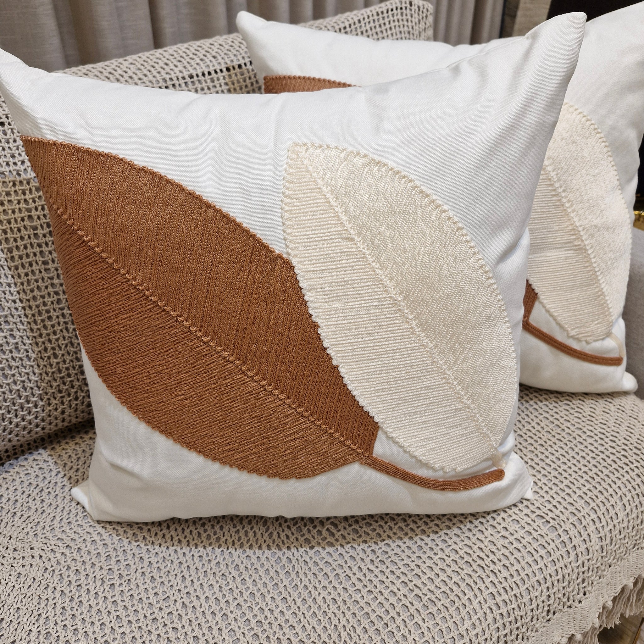 Almofada Aplique em Folha Bordada 55cmX55cm