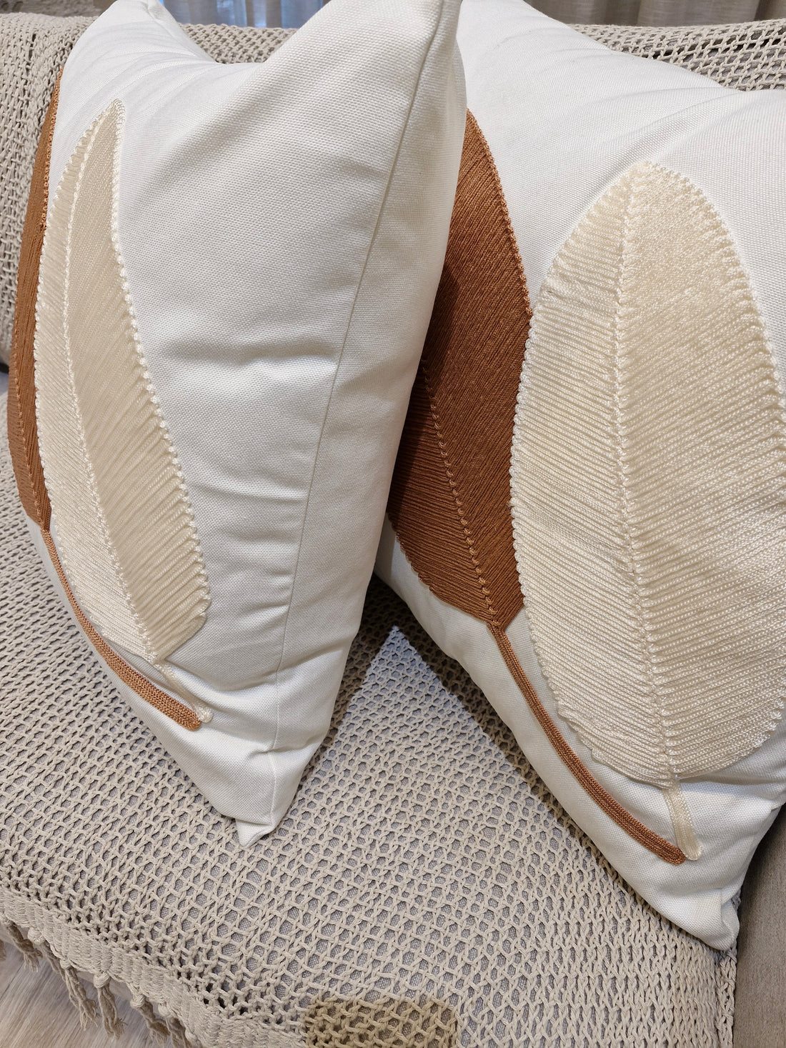 Almofada Aplique em Folha Bordada 55cmX55cm