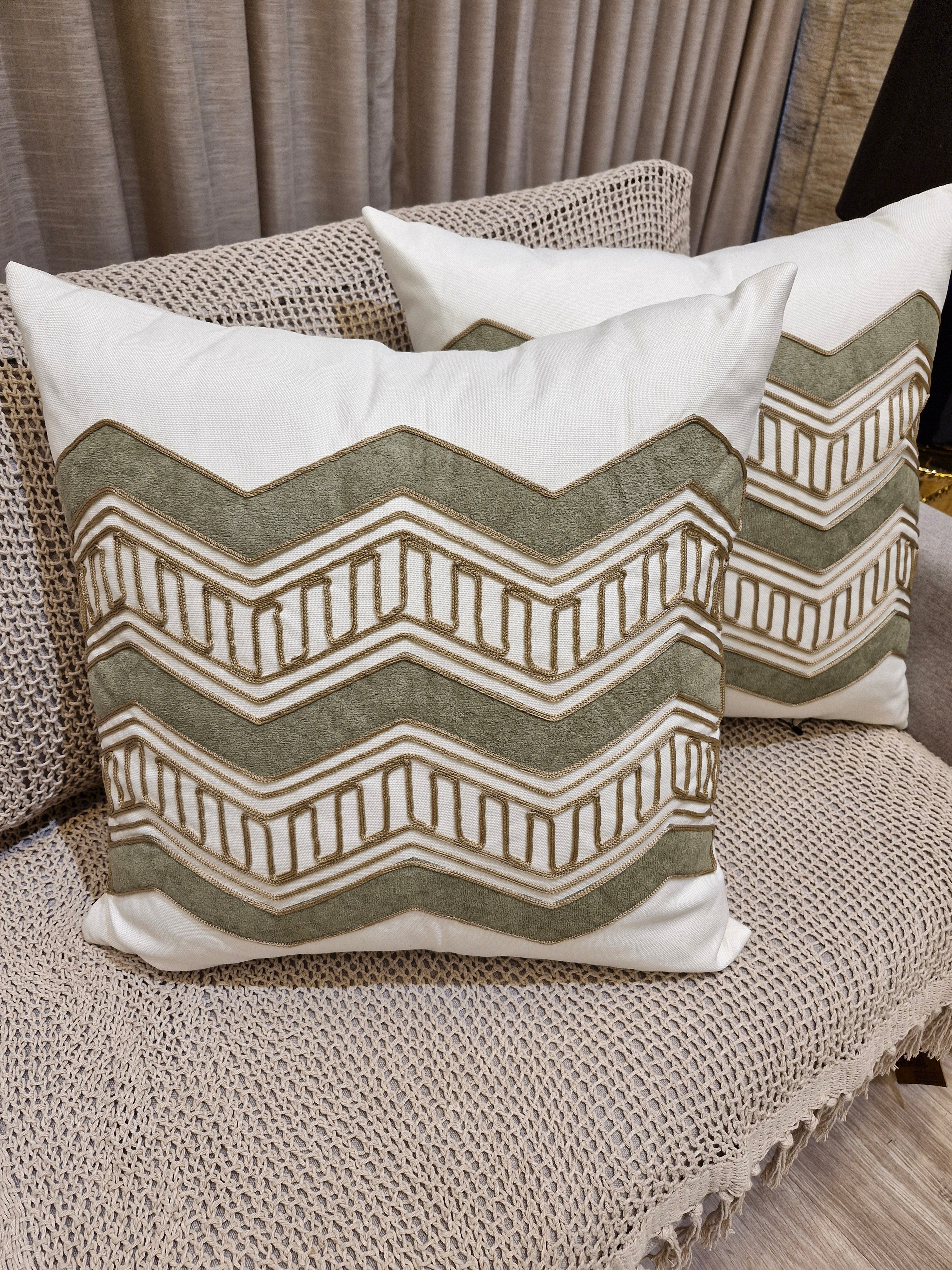 Almofada Decorativa Verde Bordada Geometric 55cmX55cm
