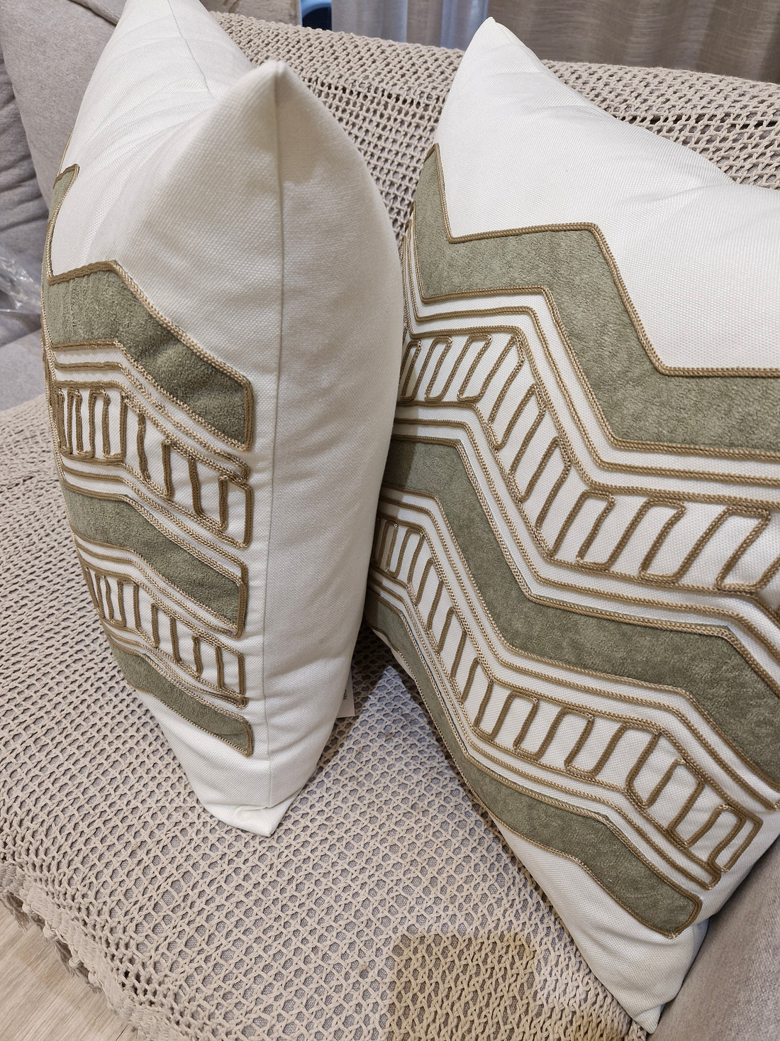 Almofada Decorativa Verde Bordada Geometric 55cmX55cm