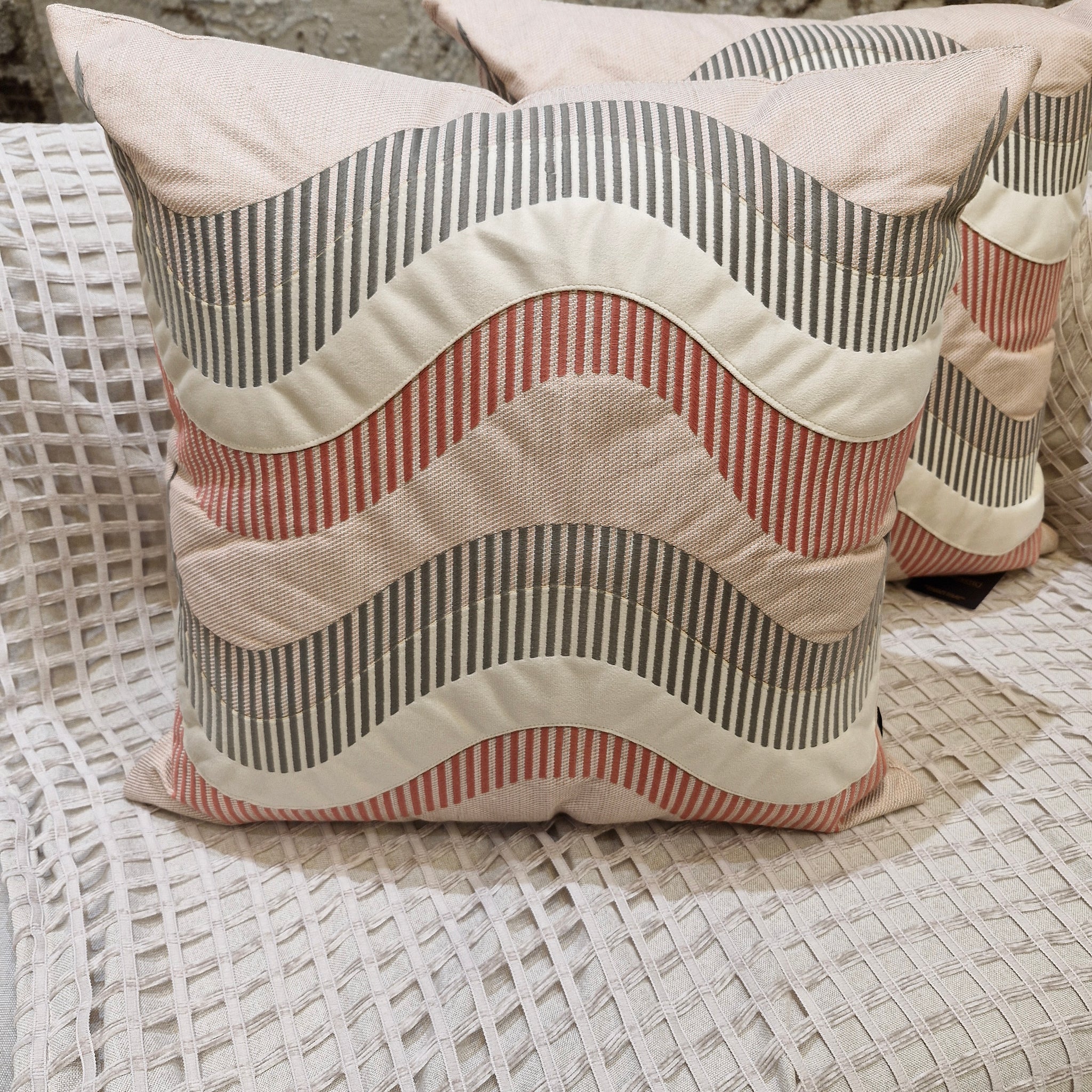 Almofada Ondas Decorativa Bordada M51 52cmX52cm
