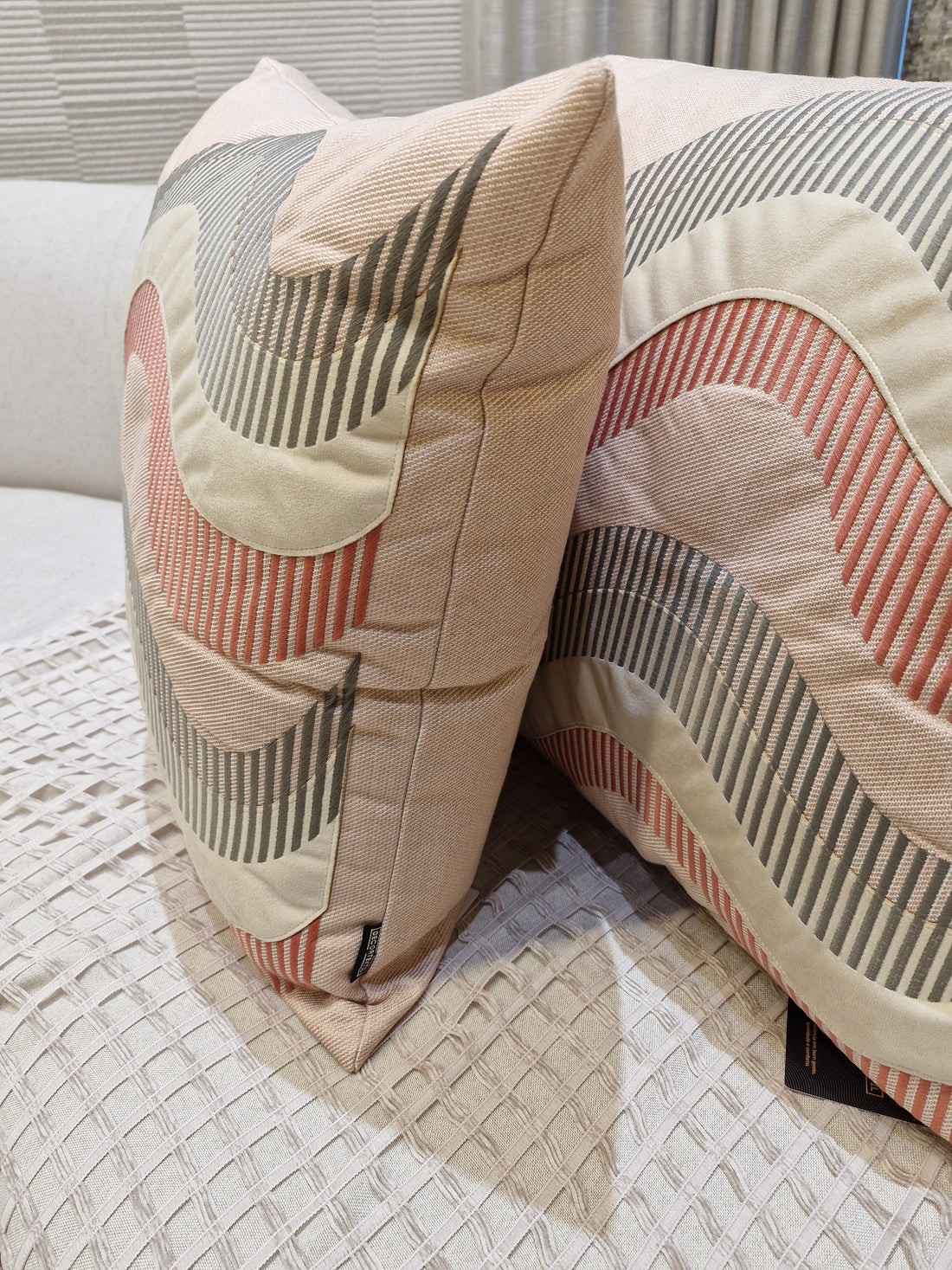 Almofada Ondas Decorativa Bordada M51 52cmX52cm