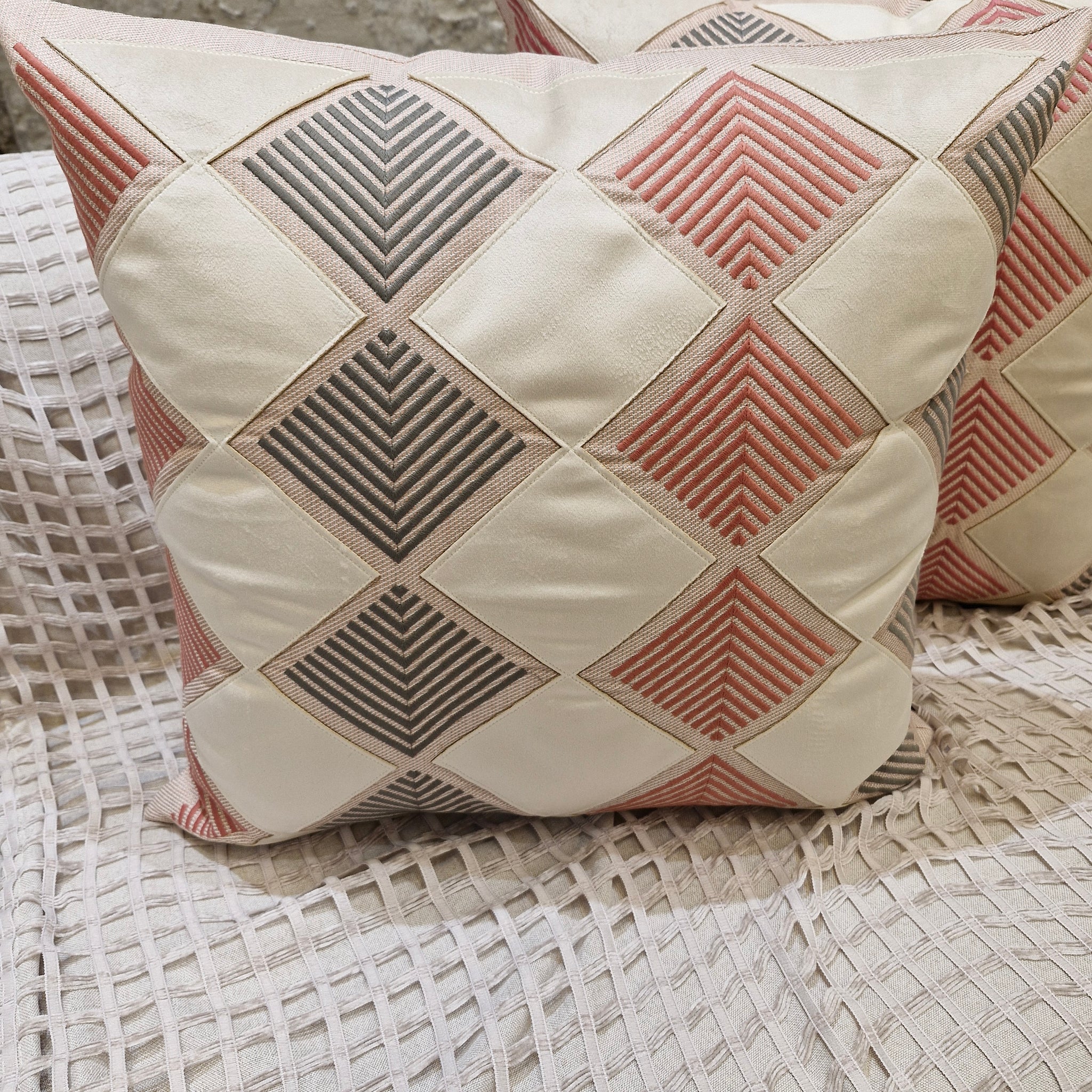 Almofada Triangular Decorativa Bordada M50 52cmX52cm