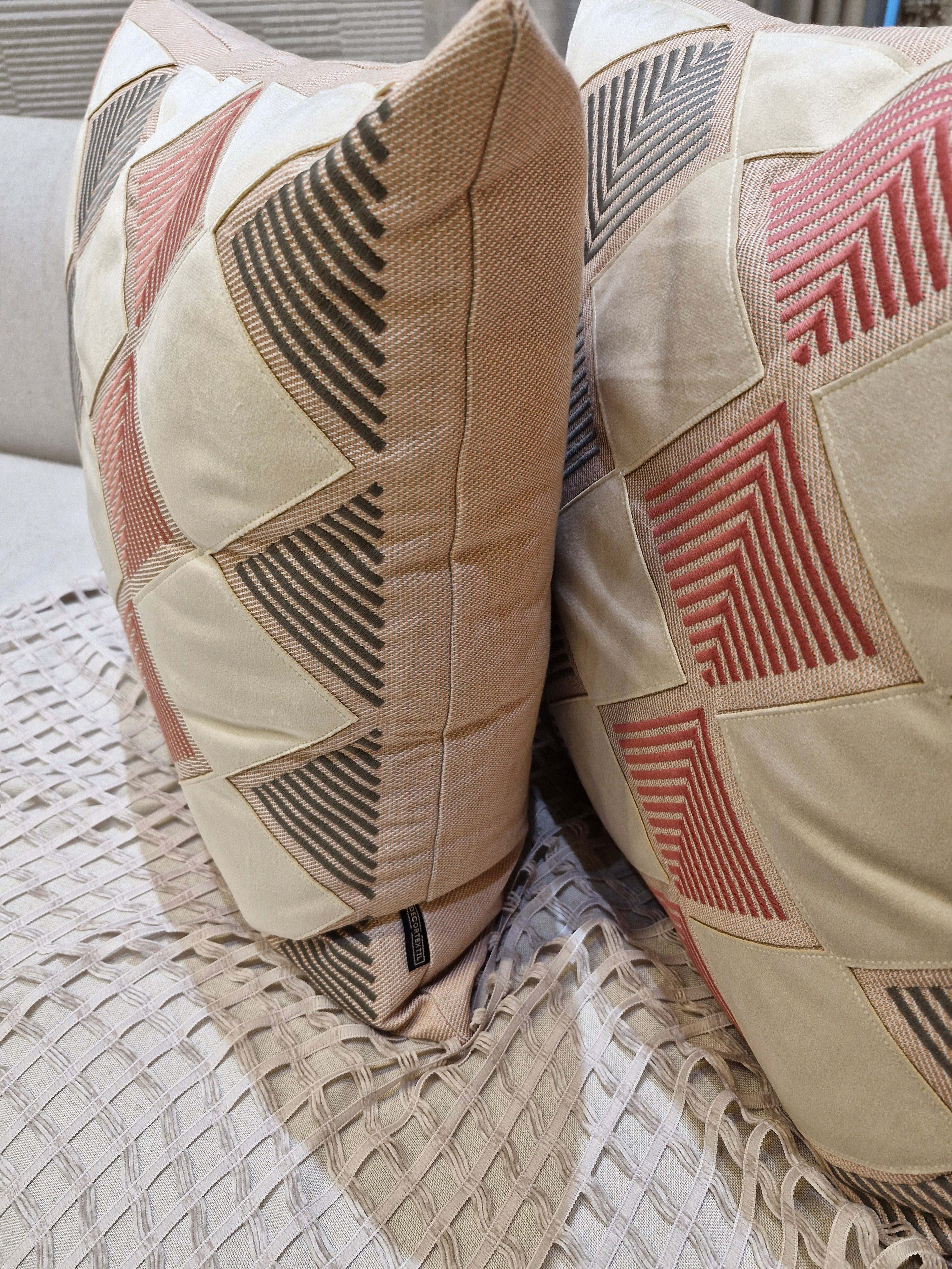 Almofada Triangular Decorativa Bordada M50 52cmX52cm