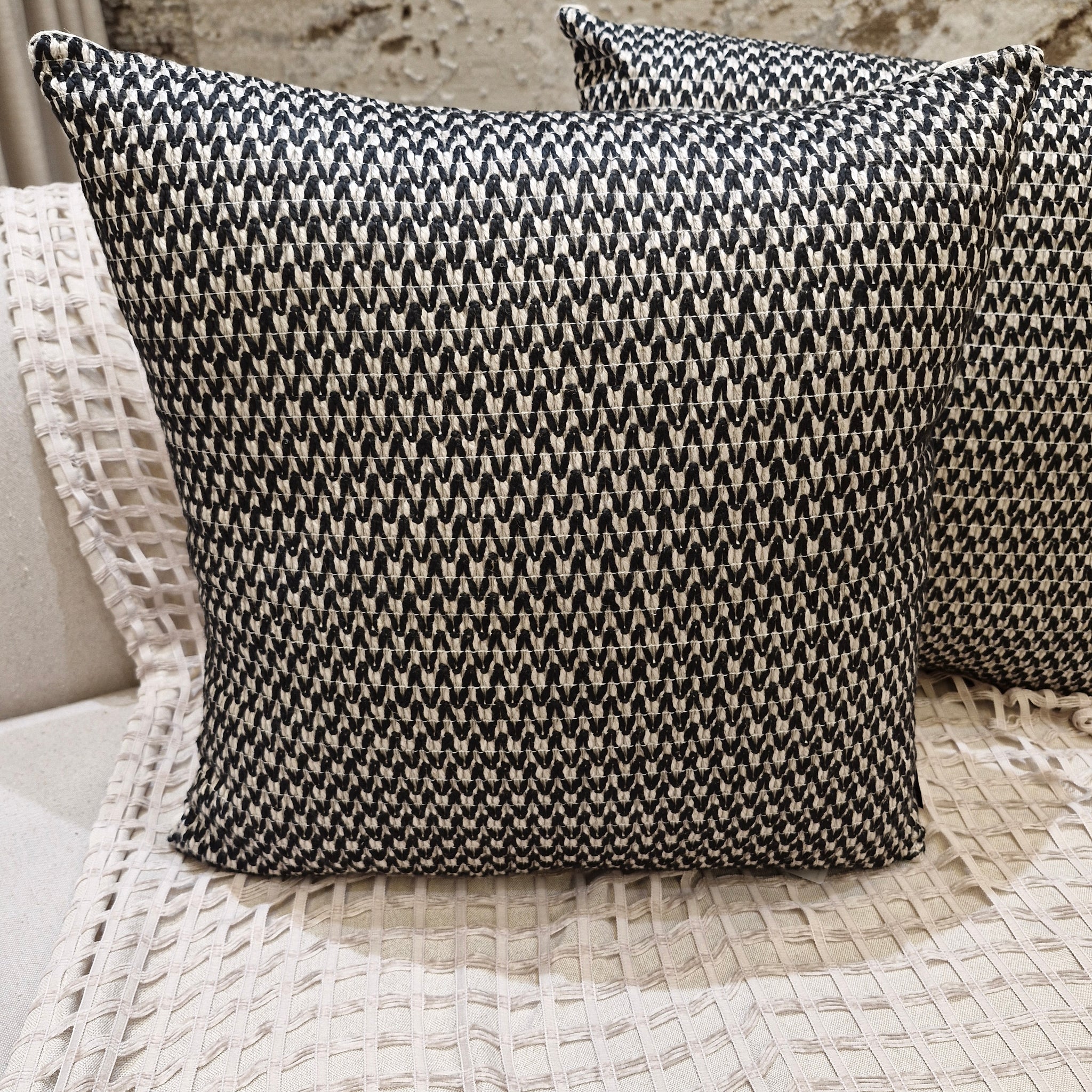 Almofada Decorativa Preta Aplicação em Crochê MD49 52cmX52cm