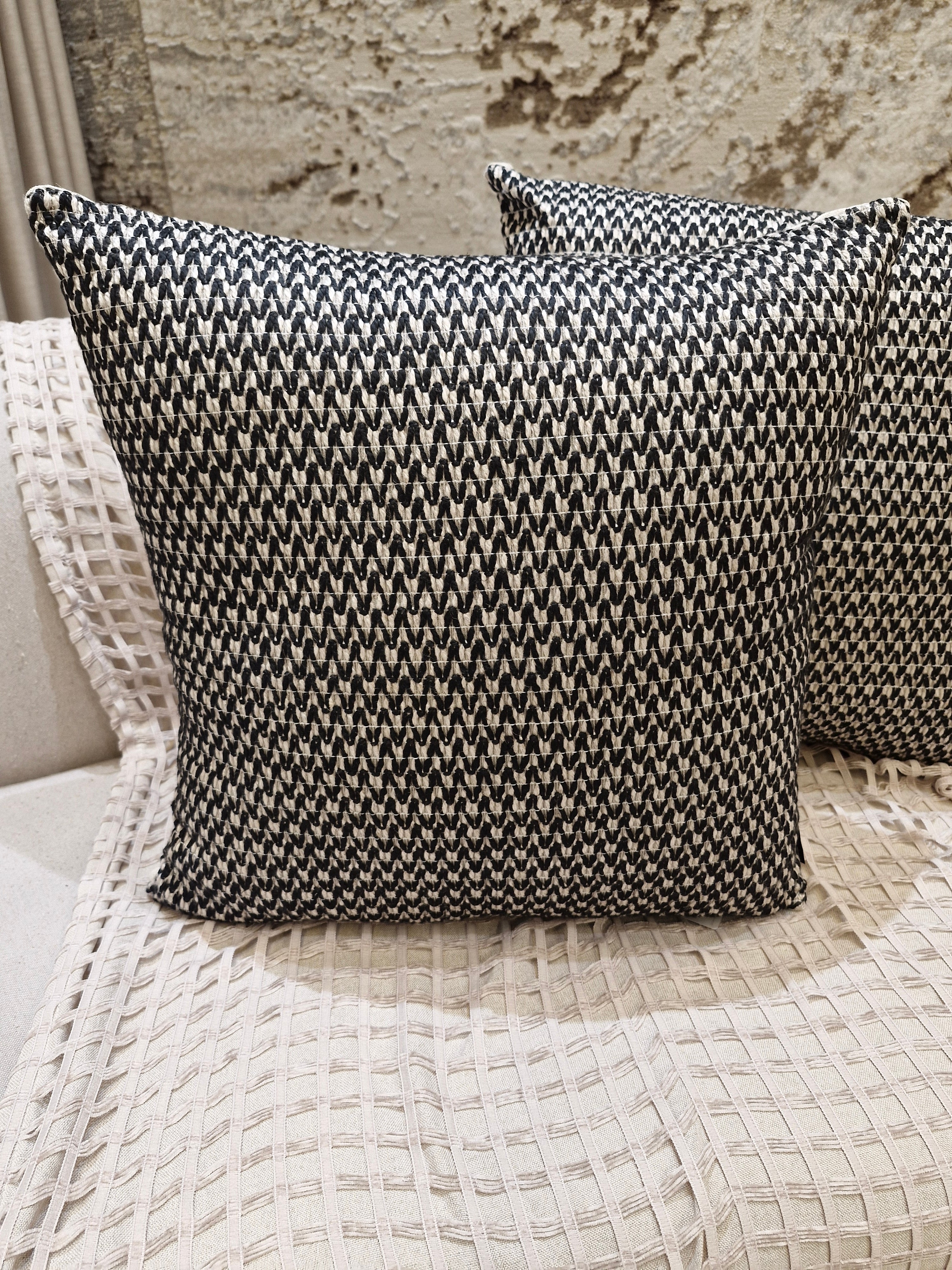 Almofada Decorativa Preta Aplicação em Crochê MD49 52cmX52cm