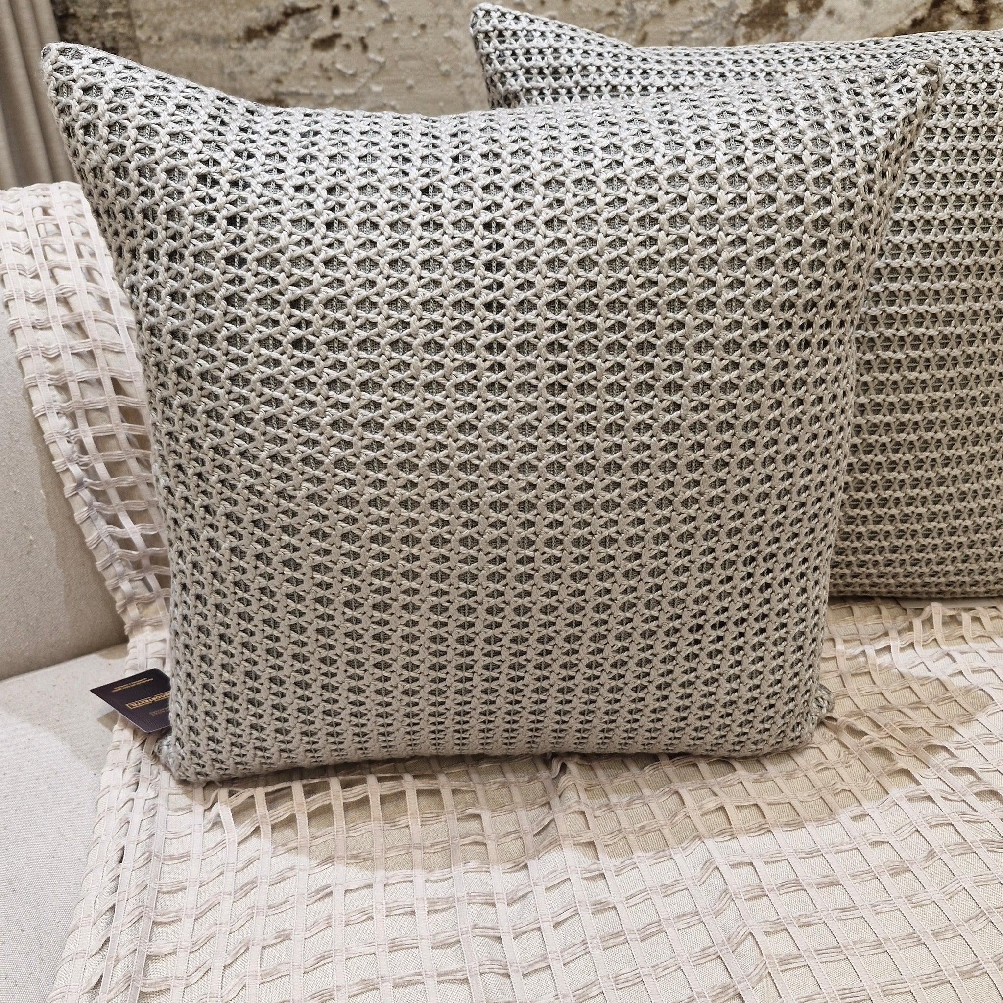 Almofada Decorativa Cinza Aplicação em Crochê MD73 52cmX52cm
