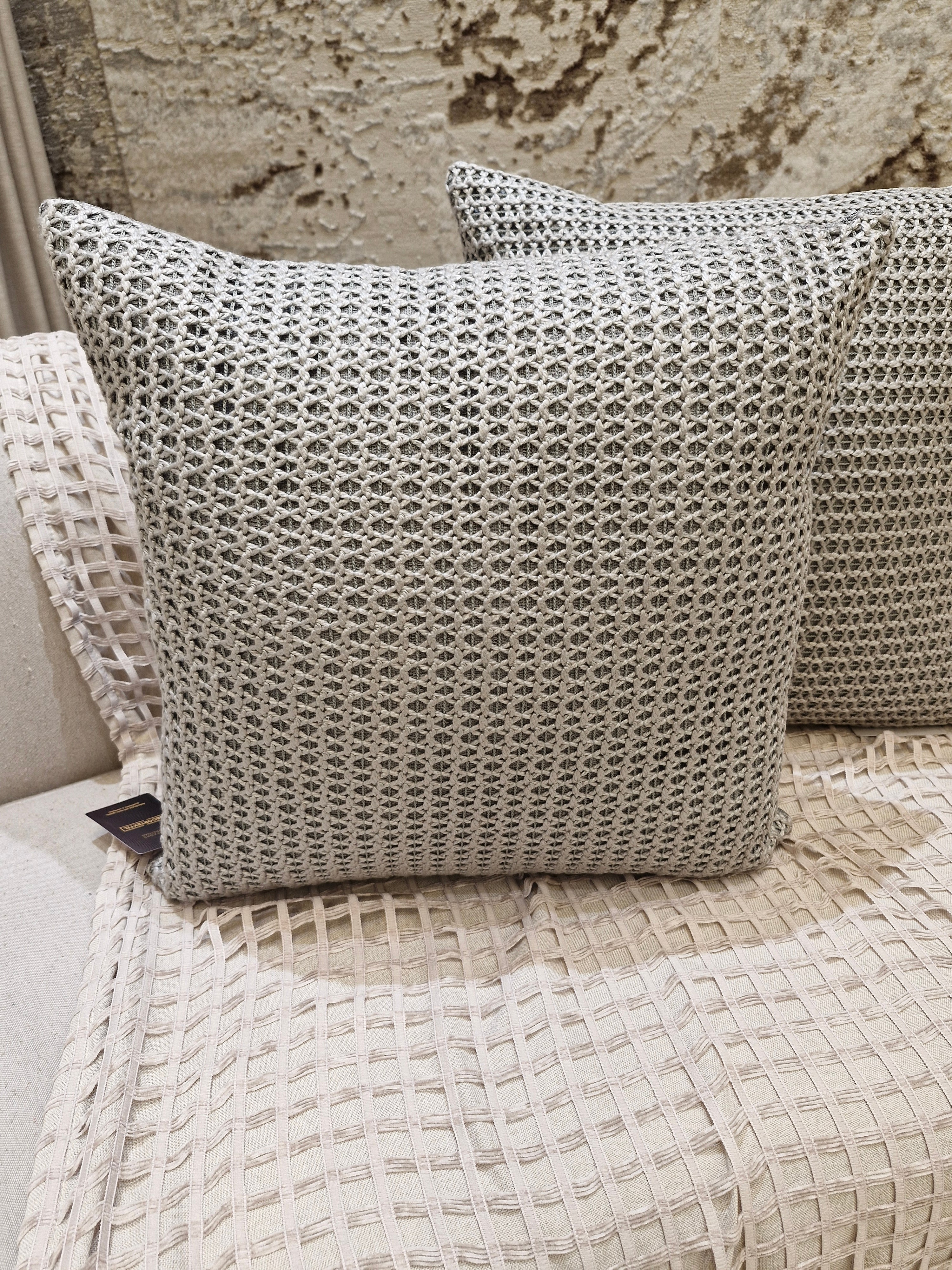 Almofada Decorativa Cinza Aplicação em Crochê MD73 52cmX52cm