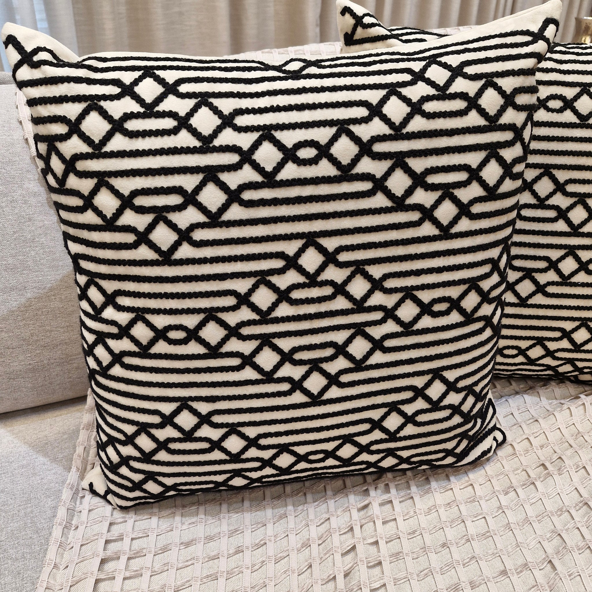 Almofada c/ bordado Preto MD2 52cmX52cm