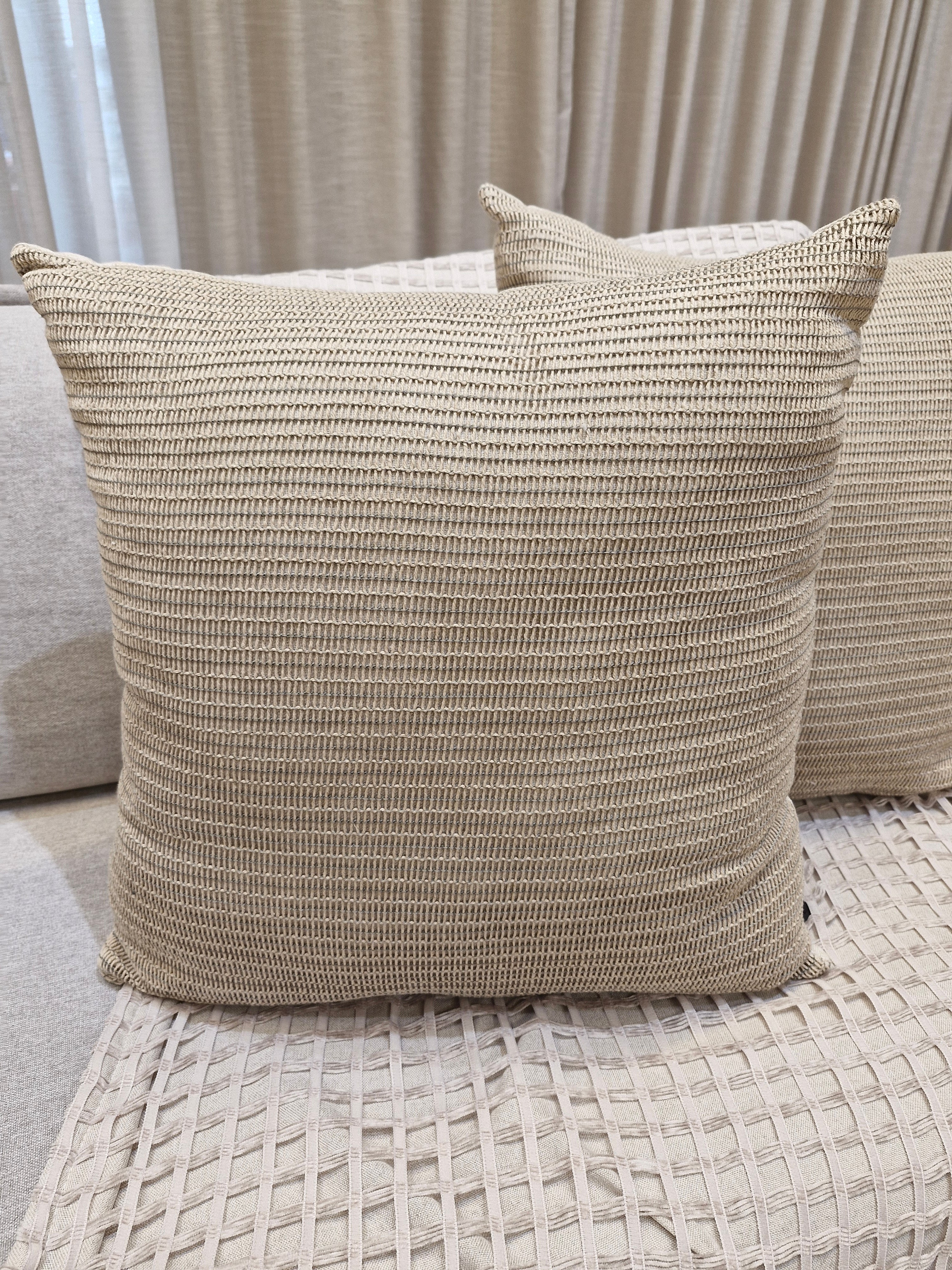 Almofada Aplicação Crochê 52cmX52cm