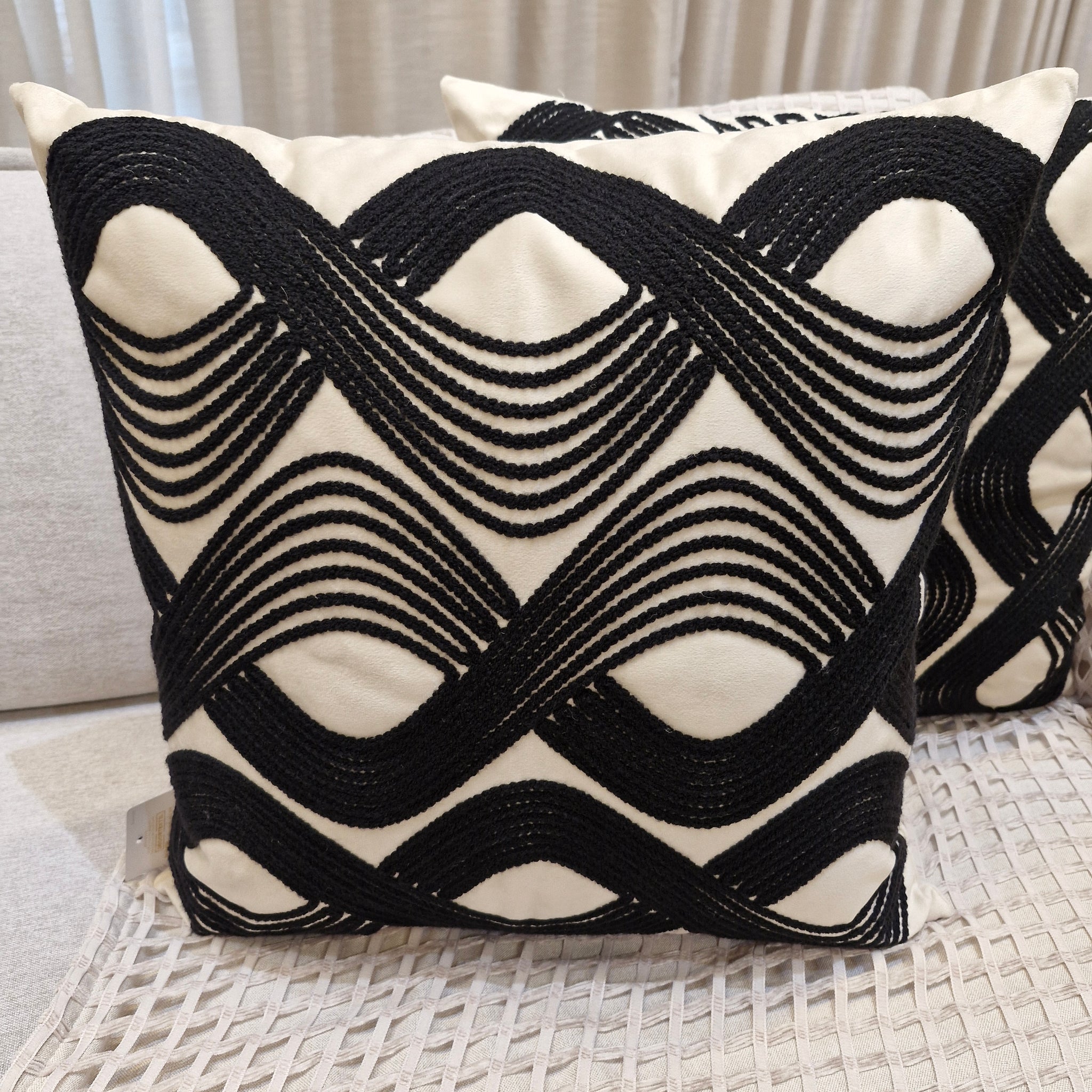 Almofada Linho Bordado Kilim Preto MD1 52cmX52cm