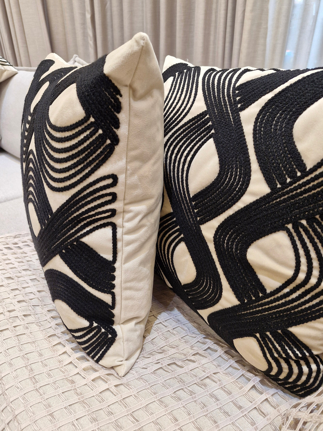 Almofada Linho Bordado Kilim Preto MD1 52cmX52cm