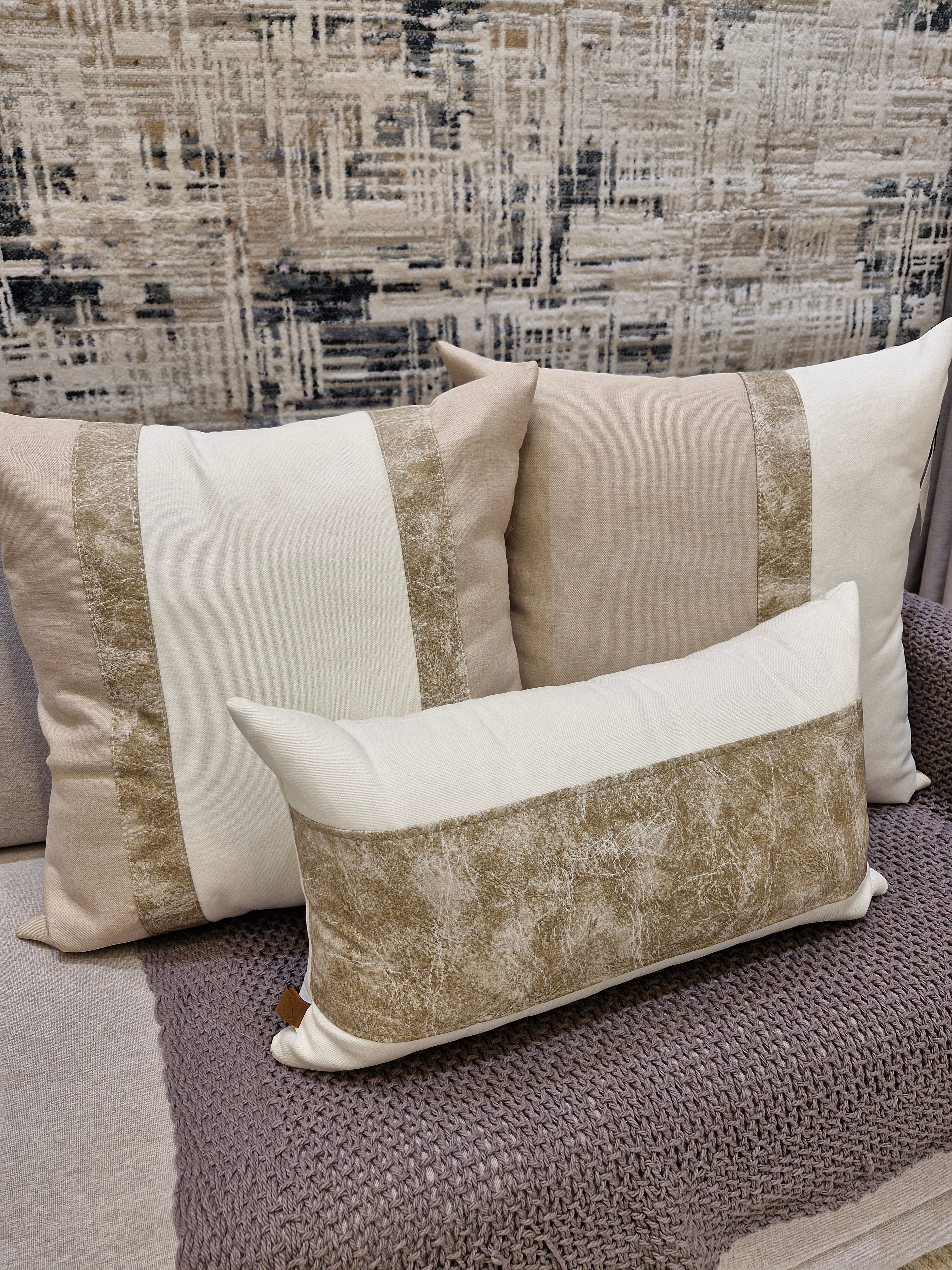 Kit Almofadas Trio Manu em Corino Bege 387| Três Peças