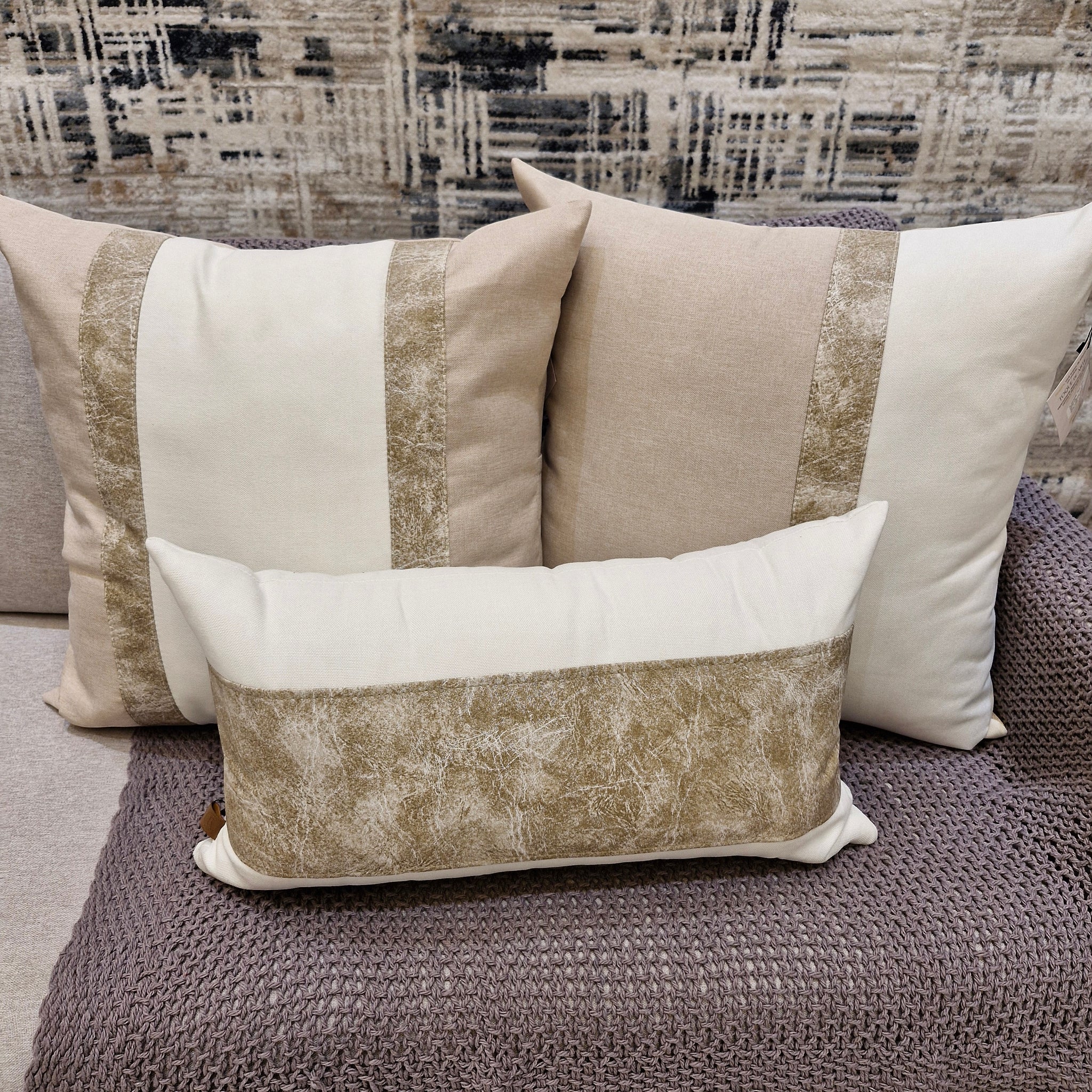 Kit Almofadas Trio Manu em Corino Bege 387| Três Peças