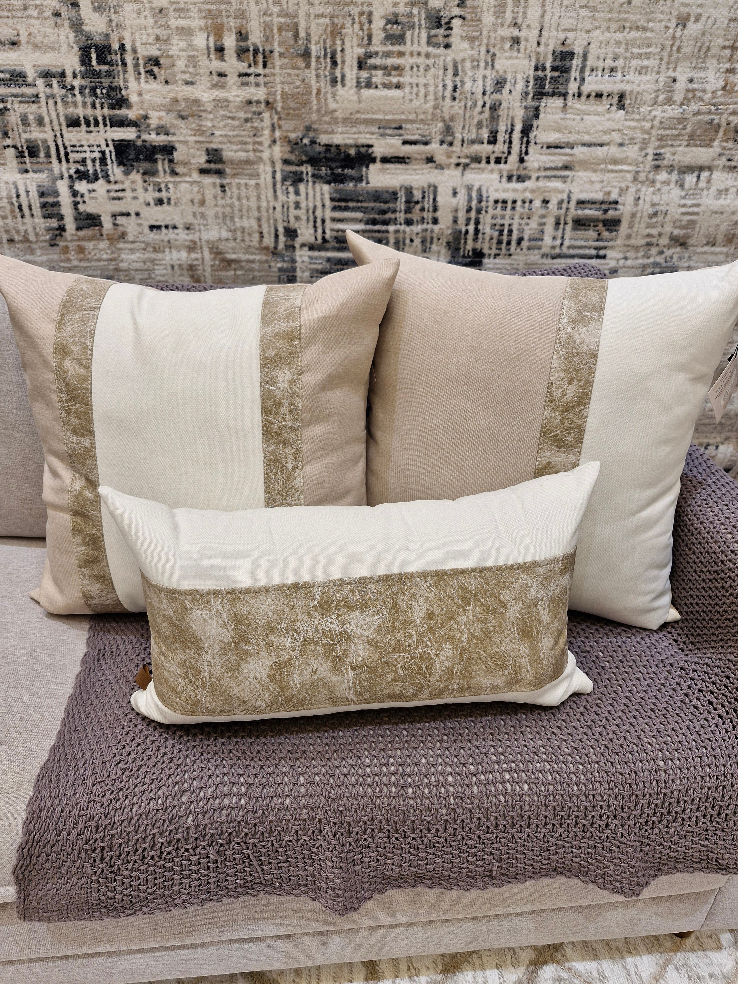 Kit Almofadas Trio Manu em Corino Bege 387| Três Peças