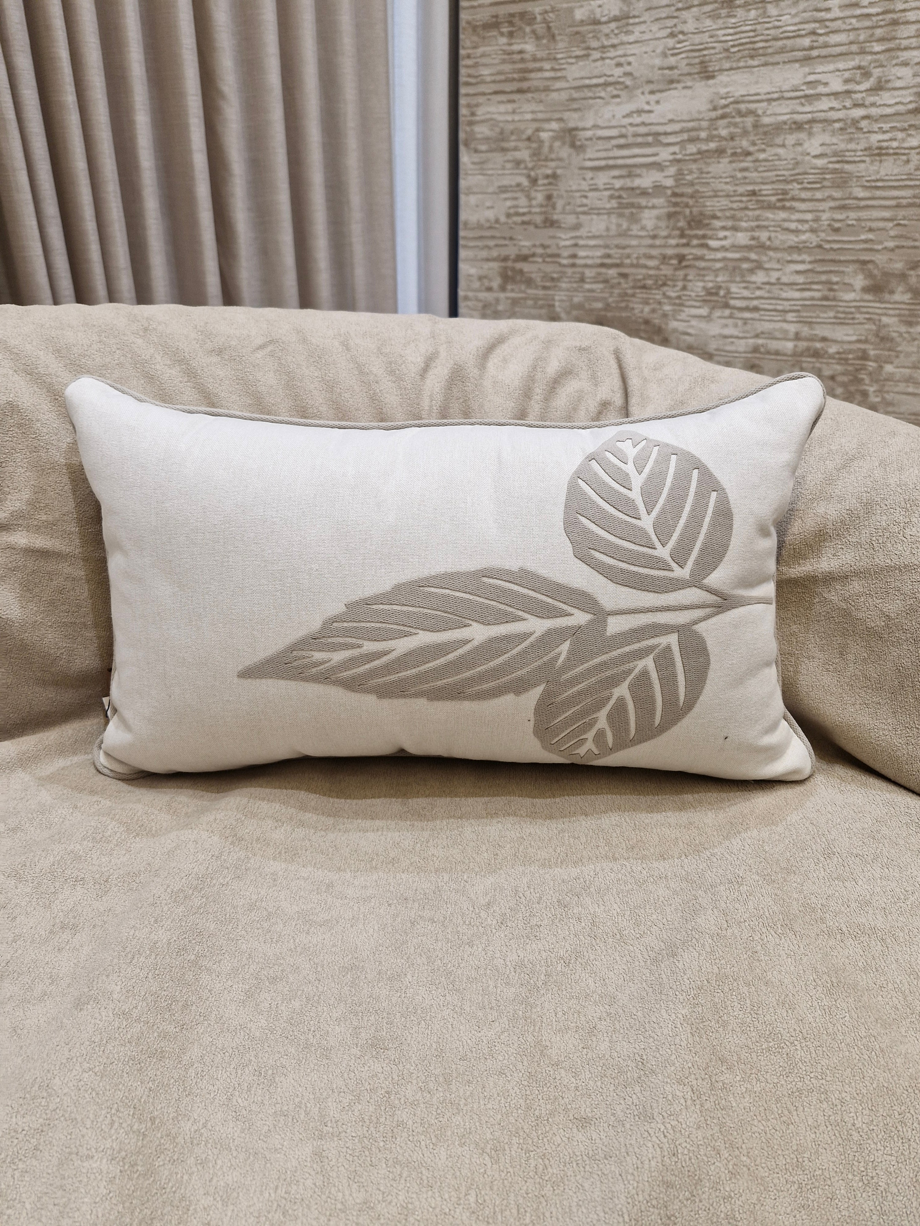 Almofada Pequena Chenille Bege Claro Decorativa Amora03 35cmX58cm