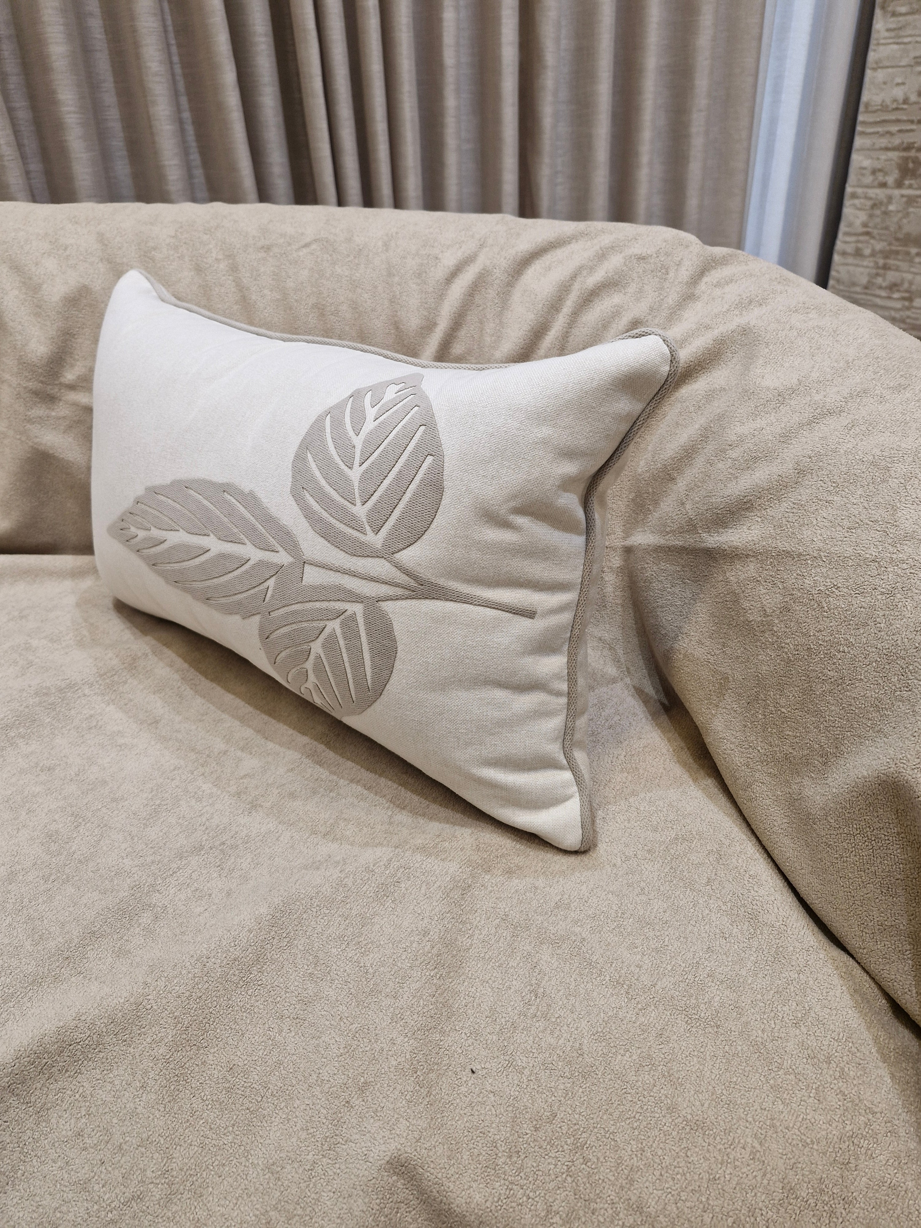Almofada Pequena Chenille Bege Claro Decorativa Amora03 35cmX58cm