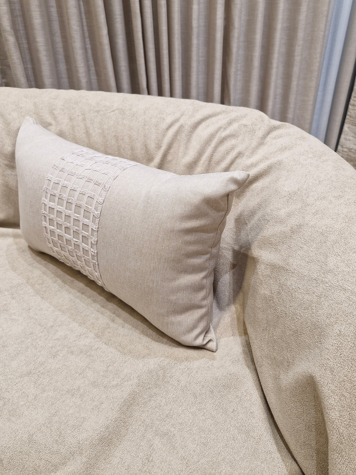 Almofada Pequena Linho Off com Tela Decorativa 35cmX58cm