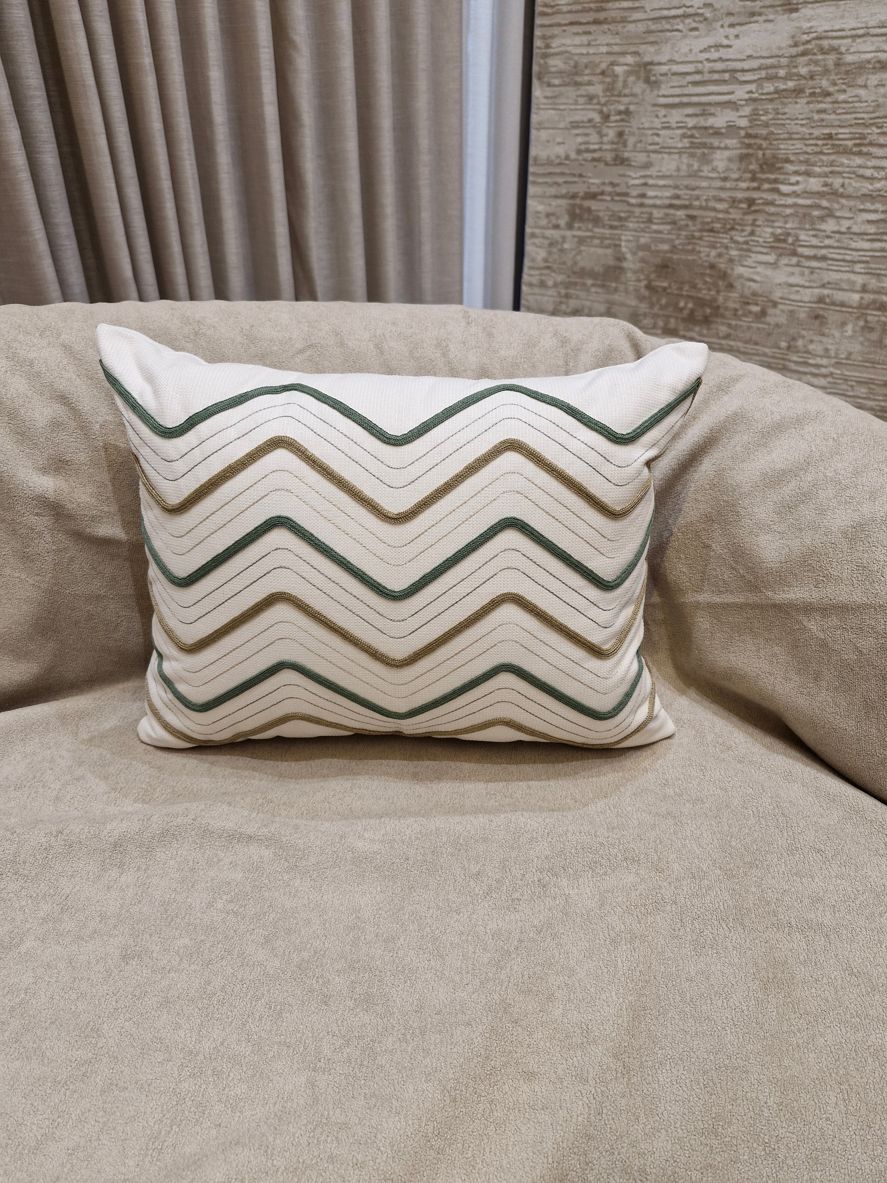 Almofada Pequena Linho com Aplicações Desenhados 40cmX50cm
