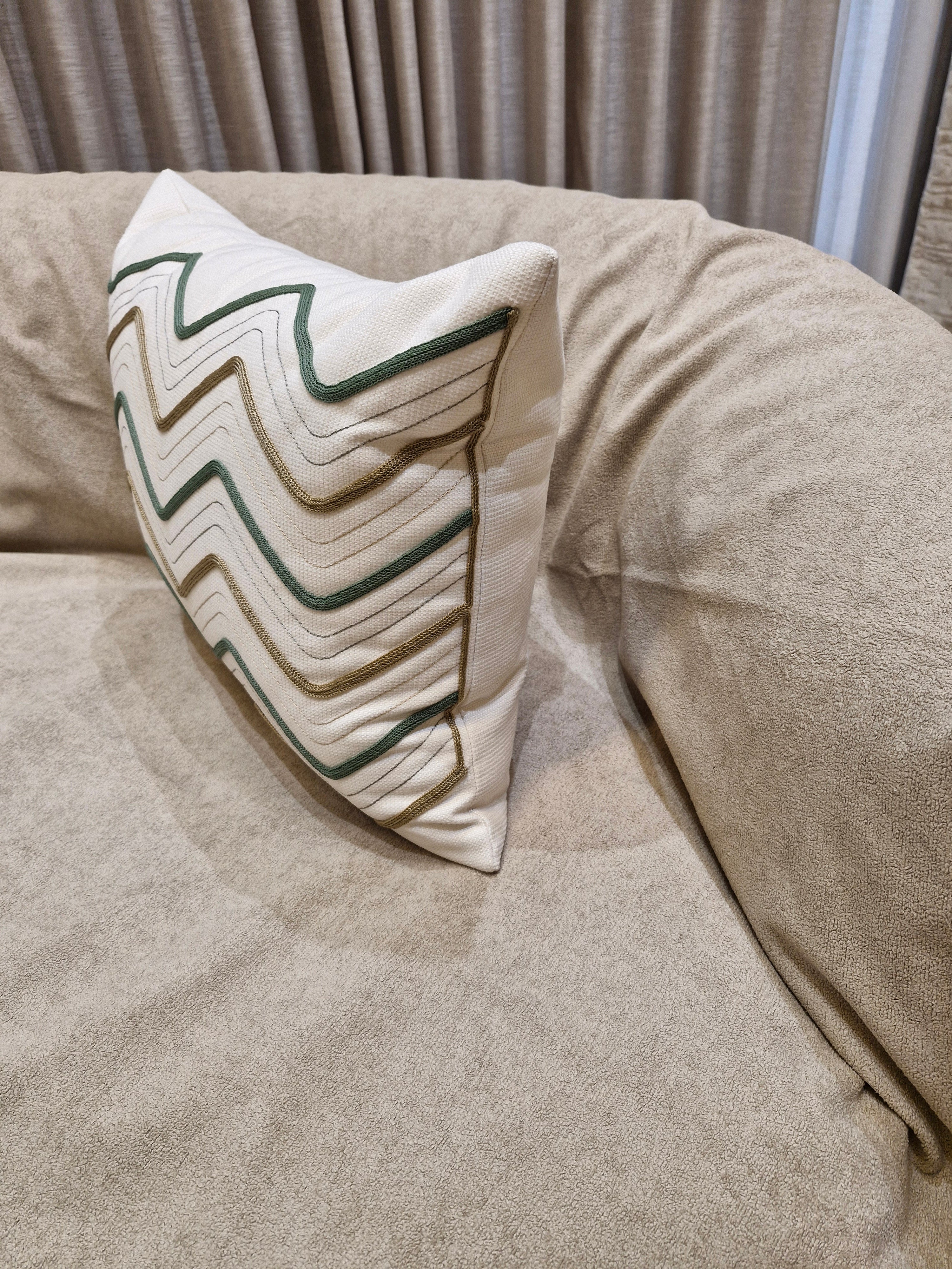 Almofada Pequena Linho com Aplicações Desenhados 40cmX50cm