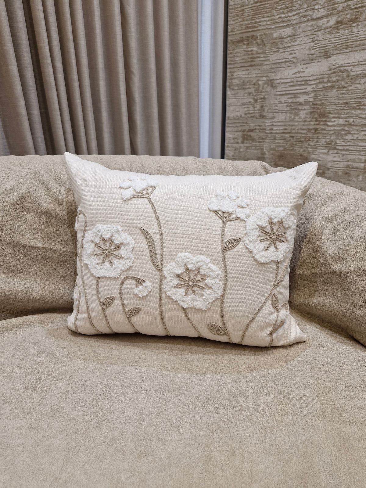 Almofada Pequena Detalhes Flores Chenille Branco 40cmX50cm