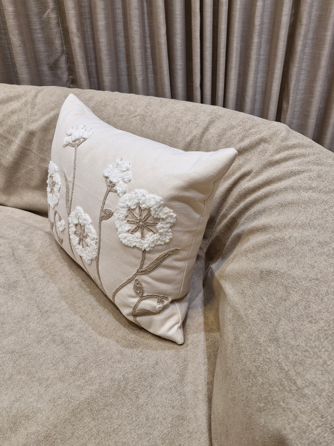 Almofada Pequena Detalhes Flores Chenille Branco 40cmX50cm