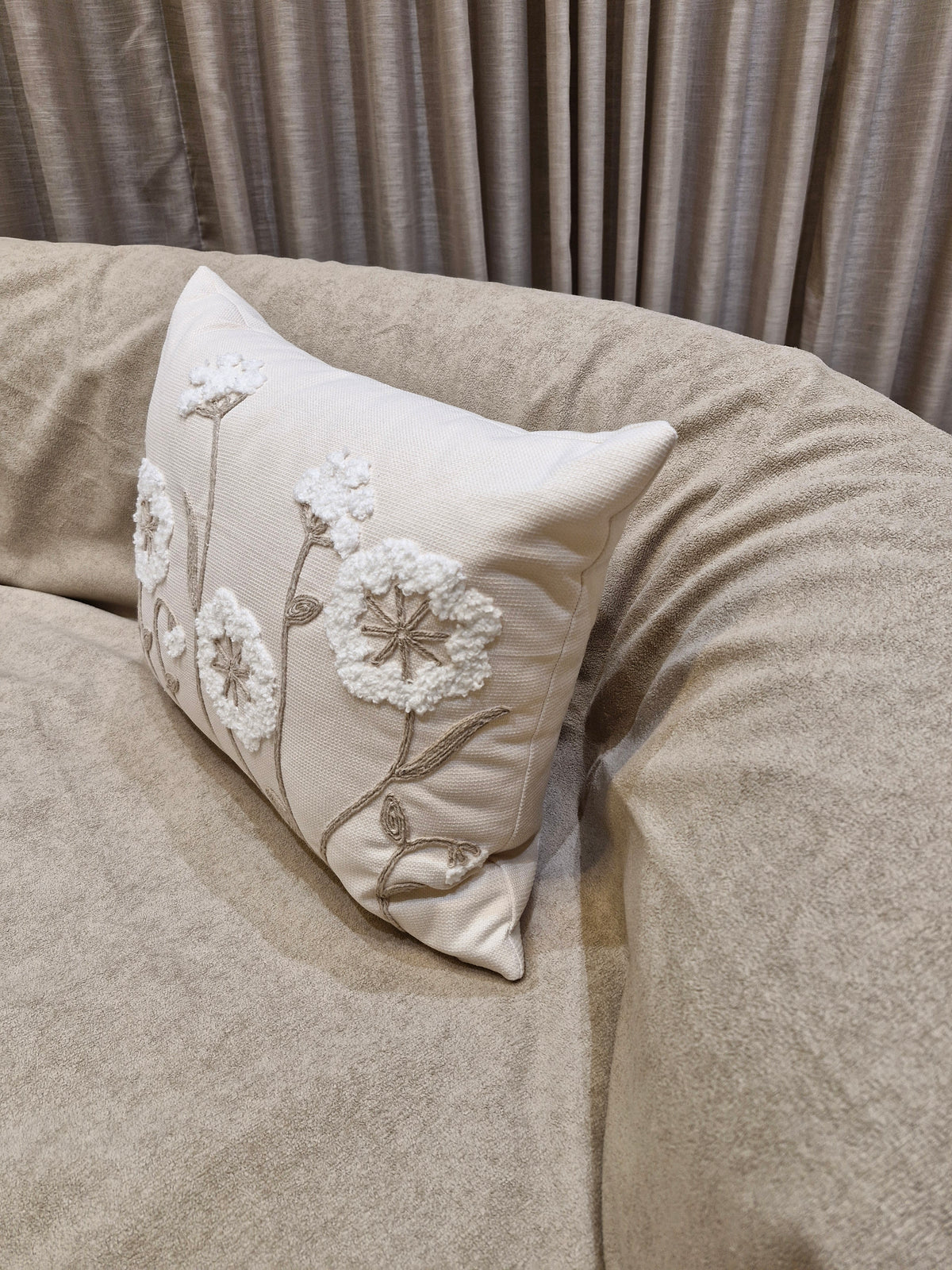 Almofada Pequena Detalhes Flores Chenille Branco 40cmX50cm