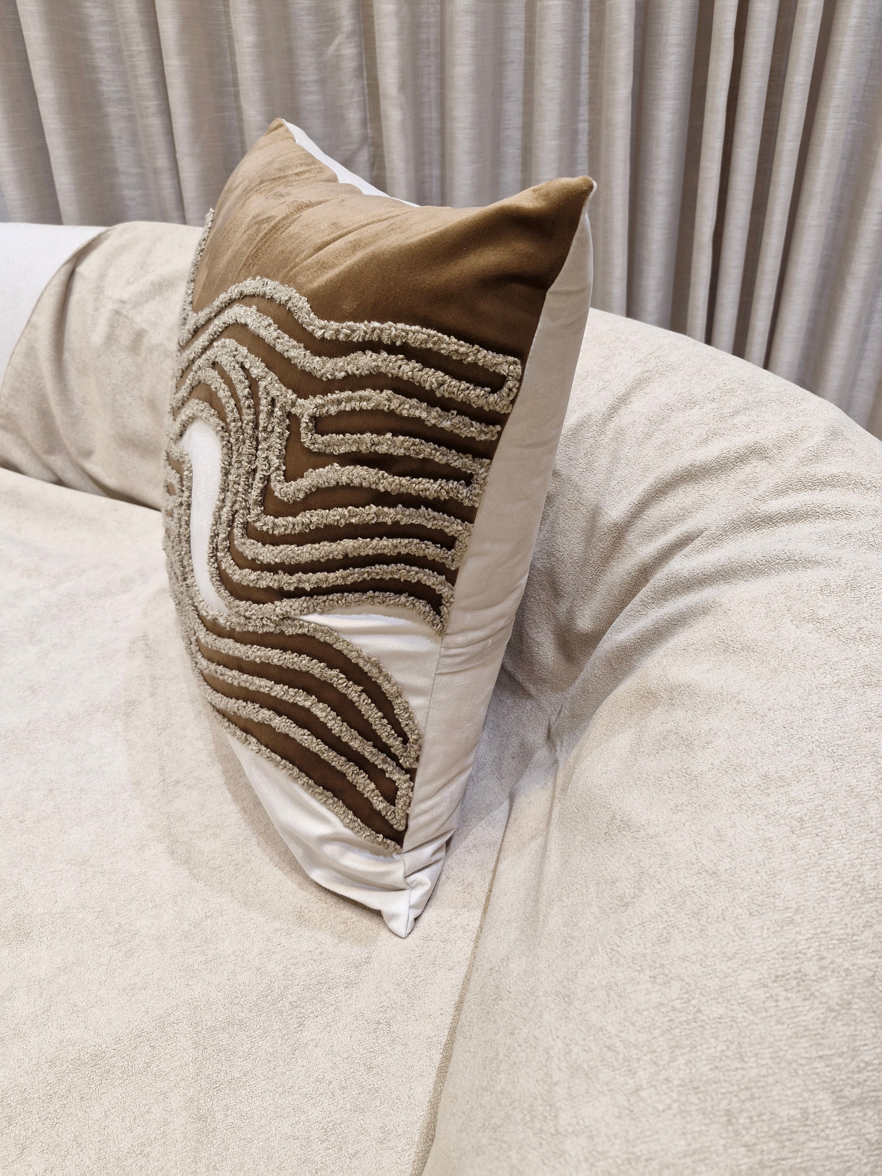 Almofada Decorativa Linhas em Veludo Ferrugem  55cmX55cm