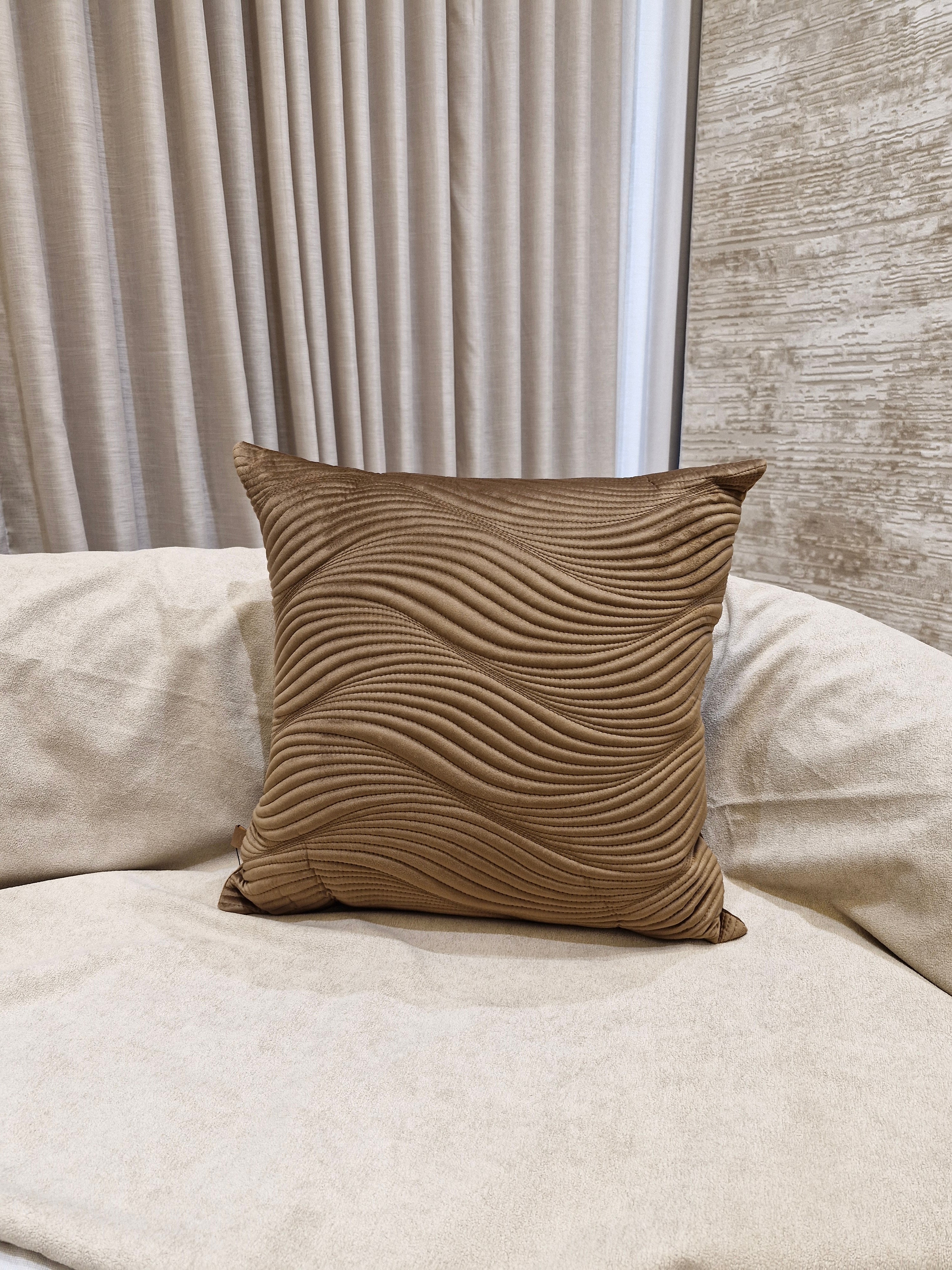 Almofada Decorativa Onduladas Veludo Ferrugem 55cmX55cm