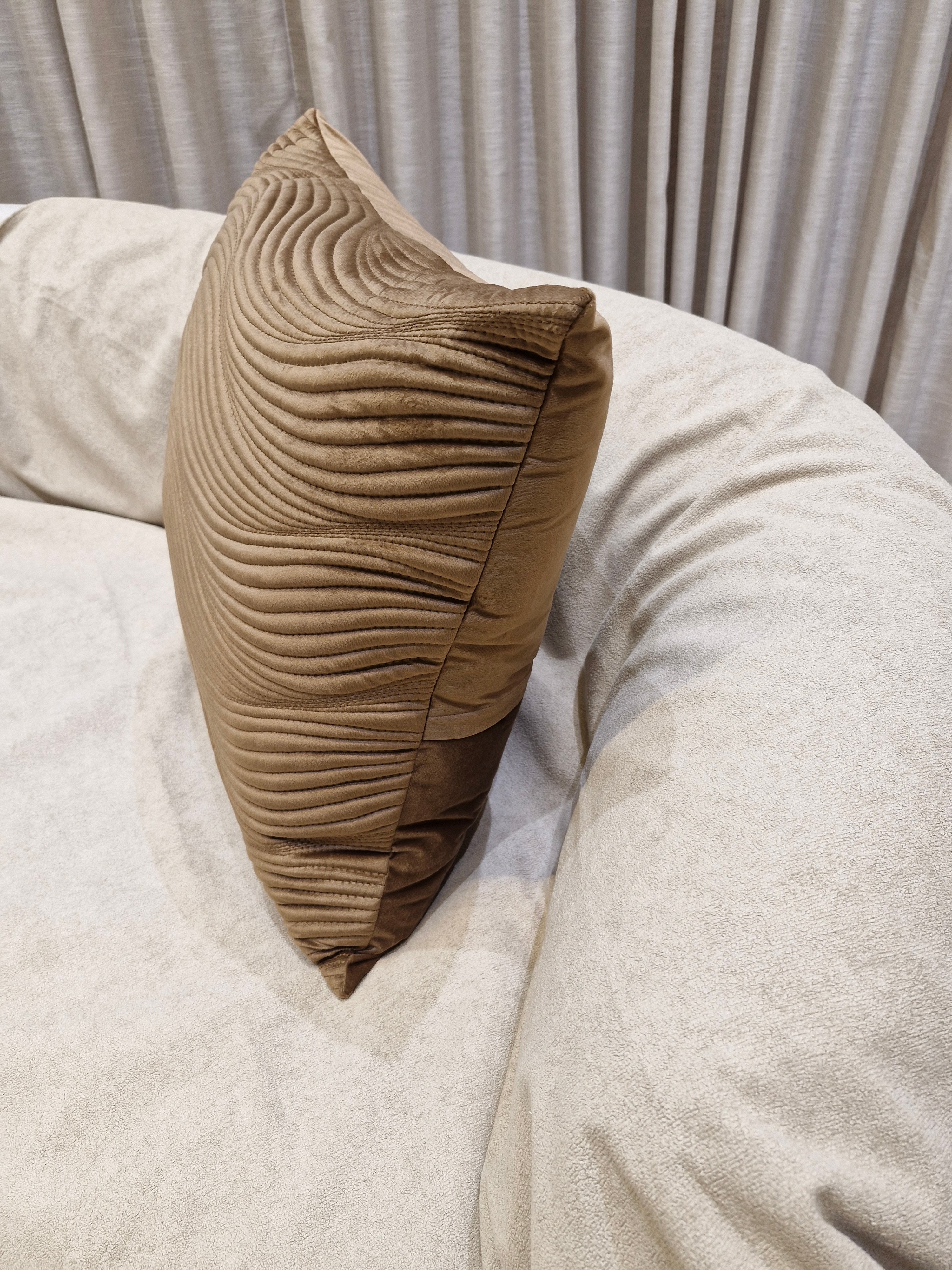 Almofada Decorativa Onduladas Veludo Ferrugem 55cmX55cm