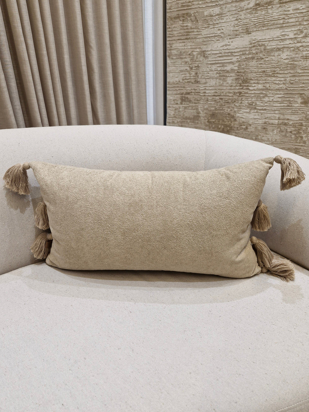 Almofada Pequena Boucle Bege com Detalhes Laterais 35cmX58cm