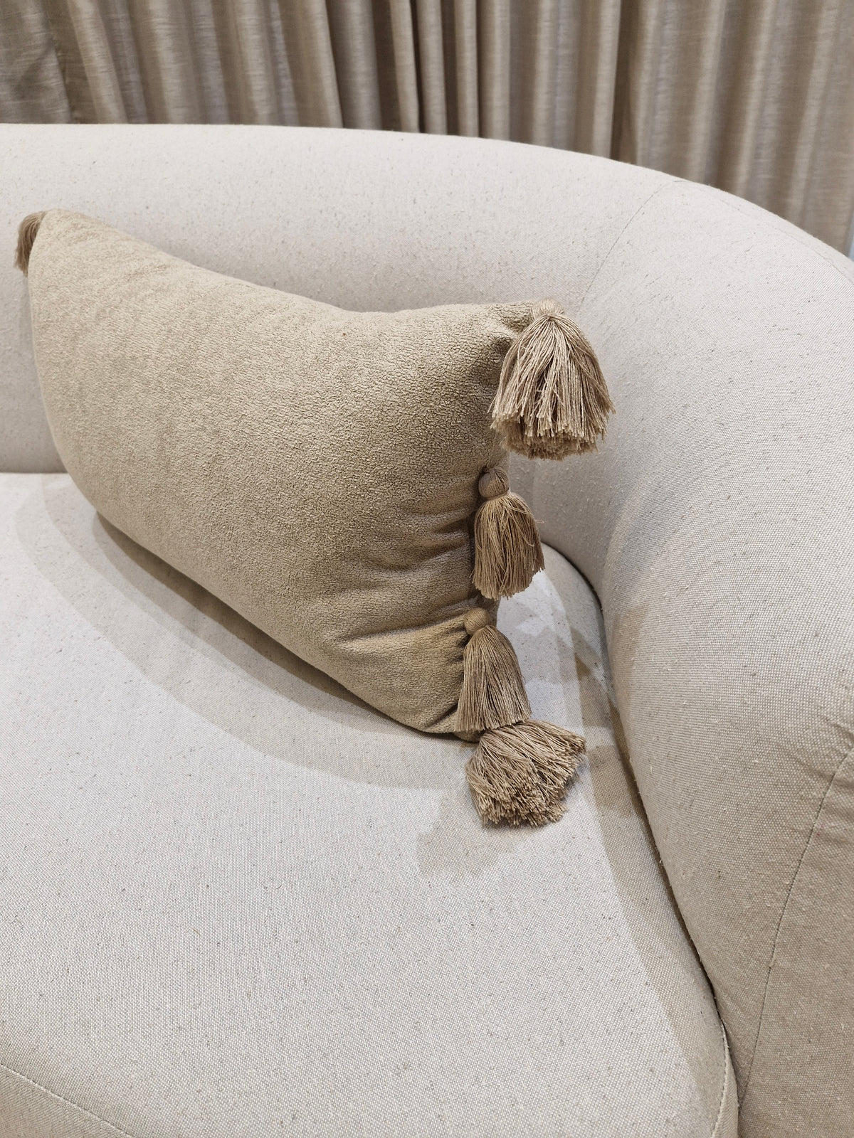 Almofada Pequena Boucle Bege com Detalhes Laterais 35cmX58cm