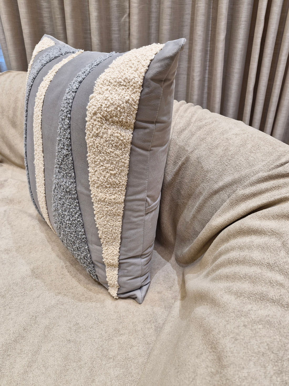 Almofada Decorativa Veludo Cinza Claro 55cmX55cm