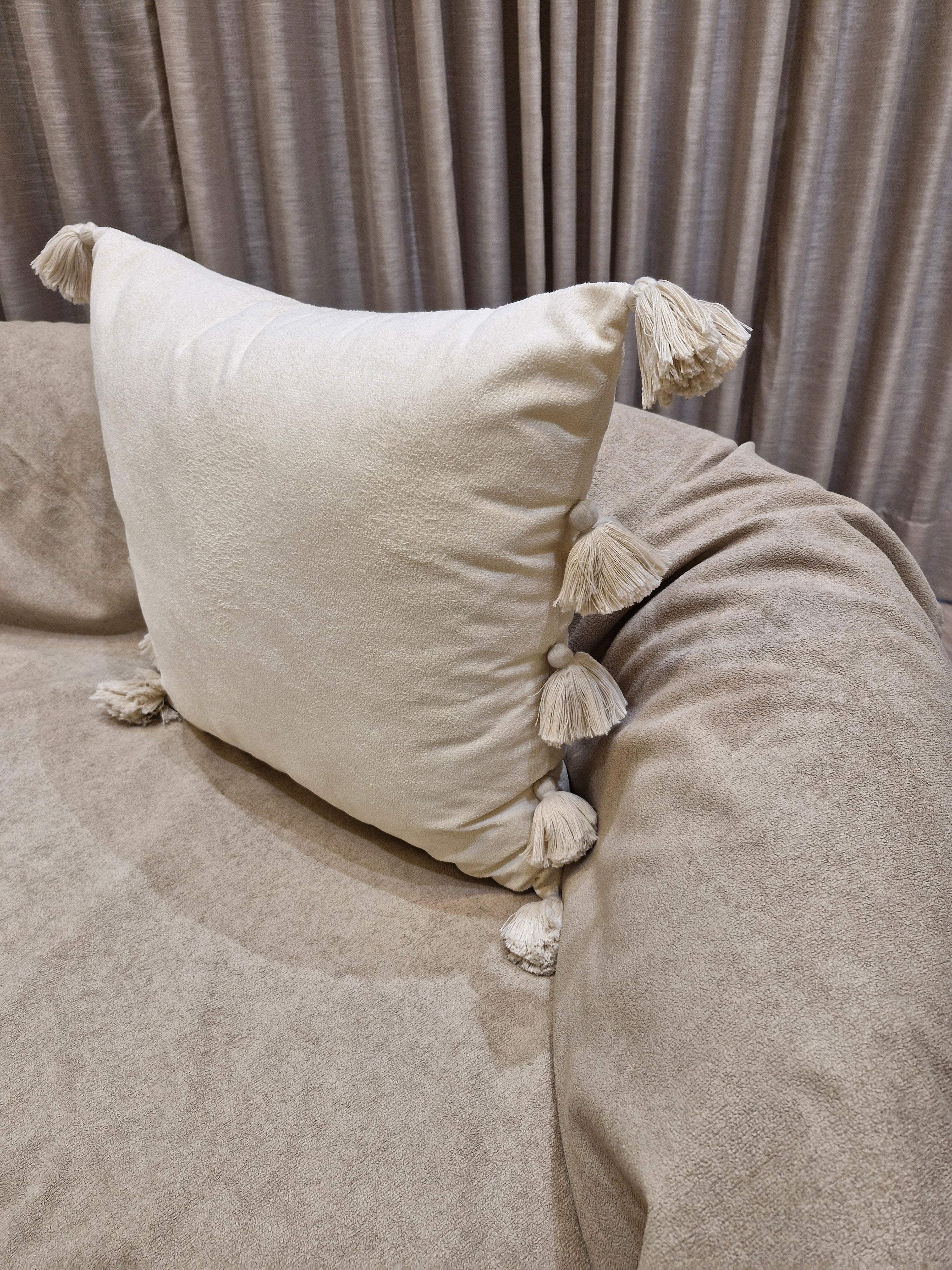 Almofada Decorativa com Detalhes nas Laterais  55cmX55cm