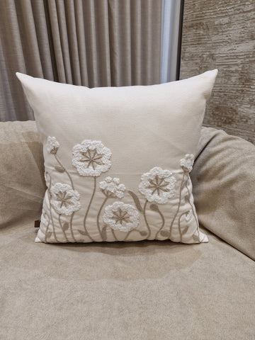 Almofada Decorativa com Detalhes Bordados  55cmX55cm