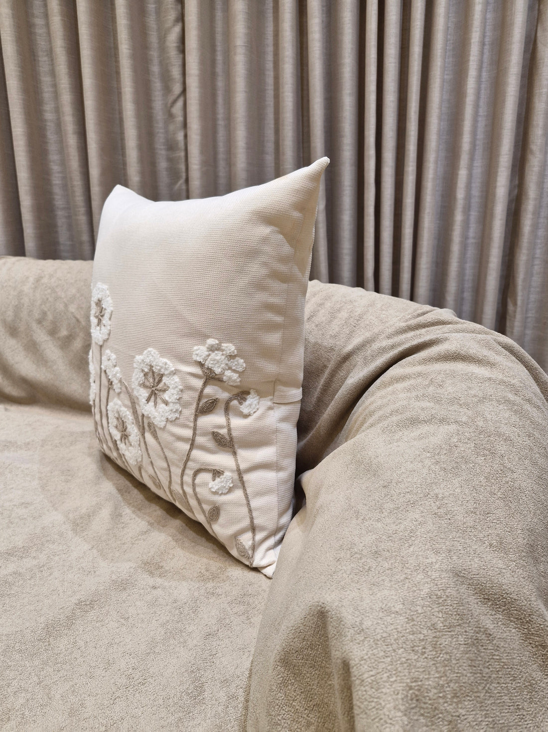 Almofada Decorativa com Detalhes Bordados  55cmX55cm