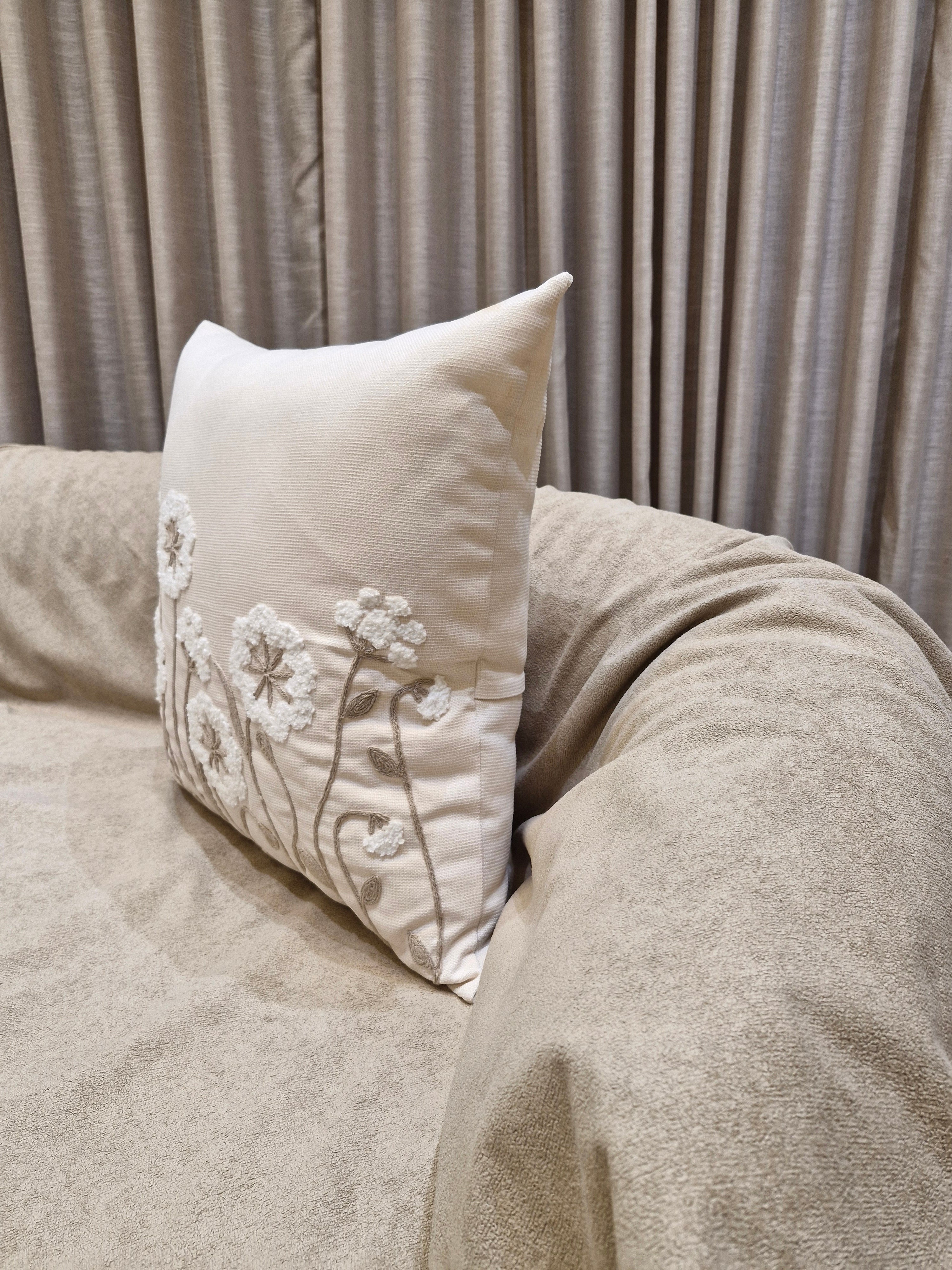 Almofada Decorativa com Detalhes Bordados  55cmX55cm