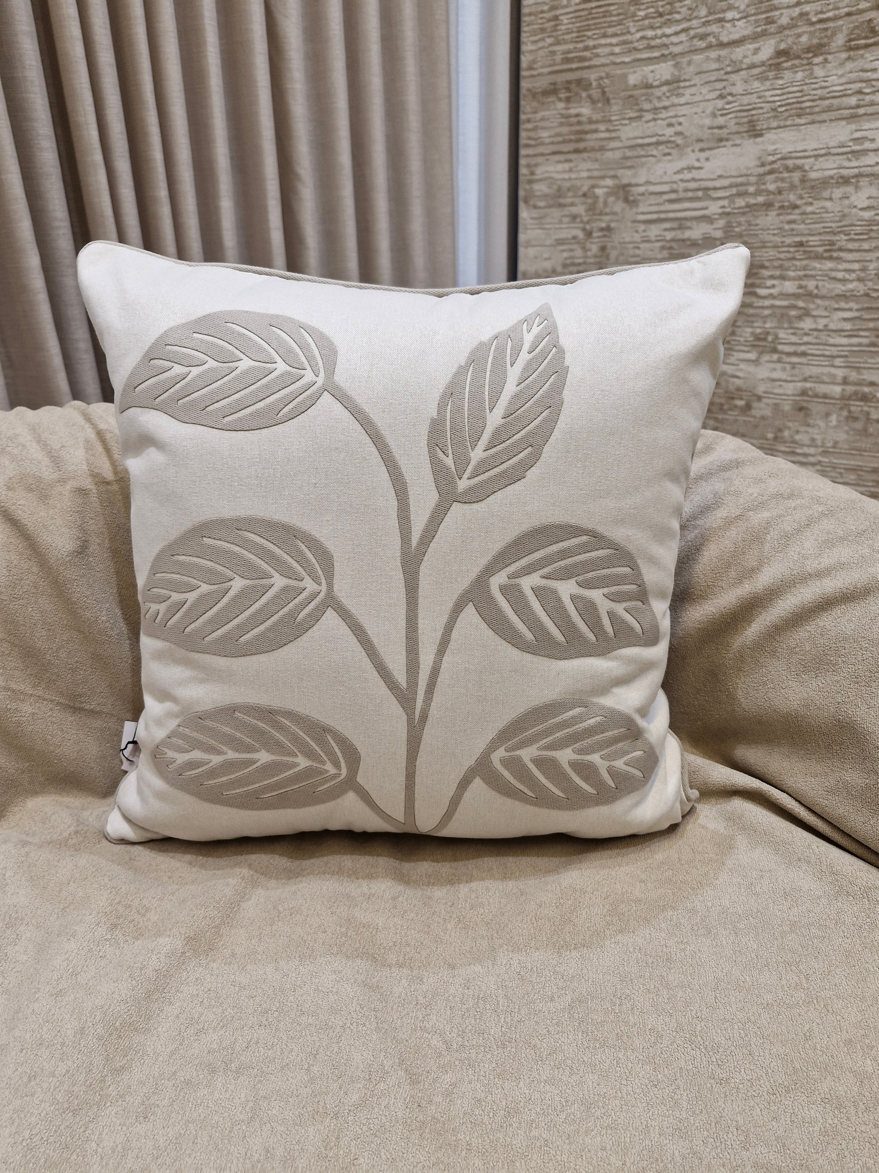 Almofada Decorativa com Detalhes Floral 55cmX55cm