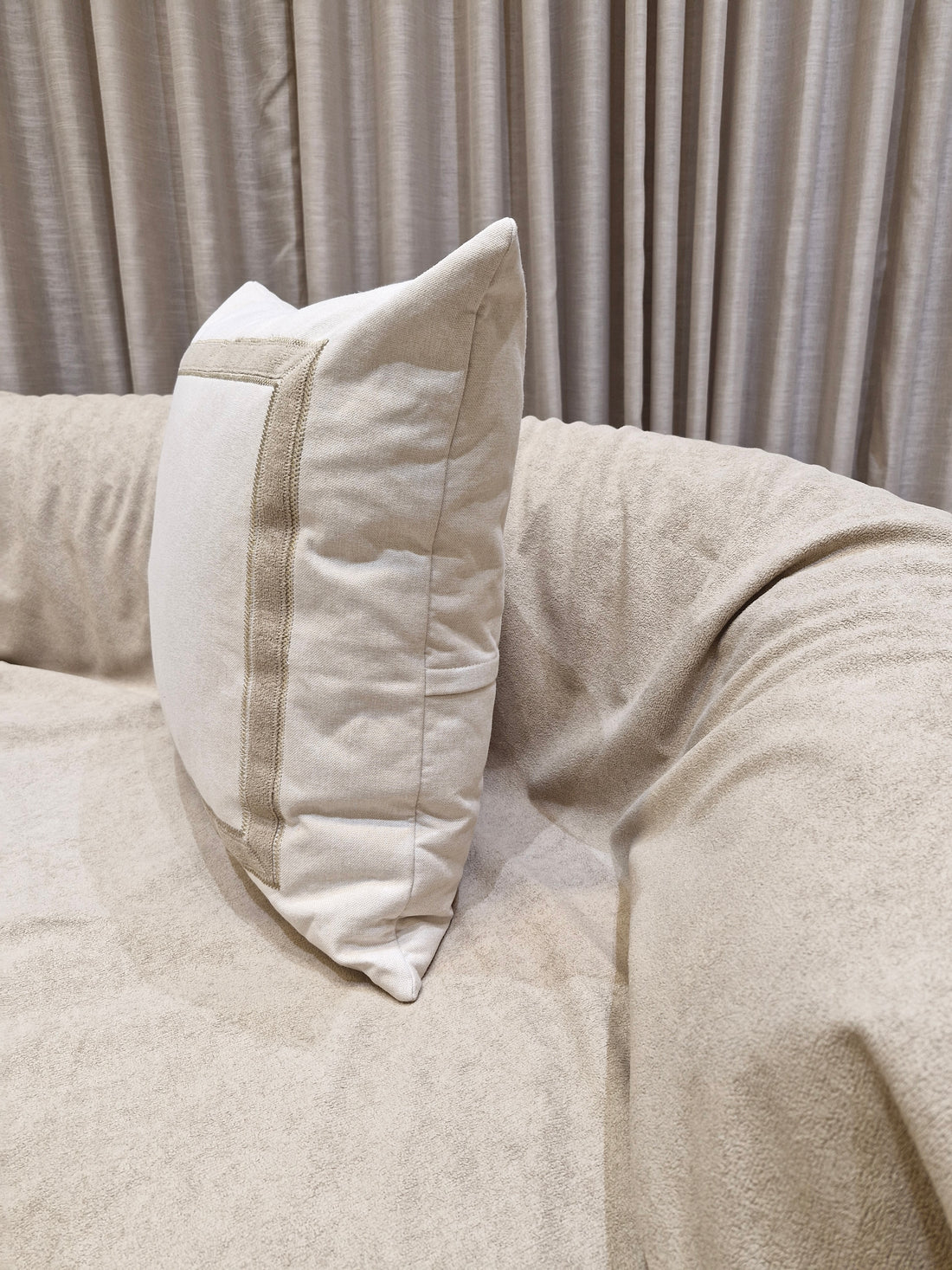 Almofada Decorativa Linho Off com Detalhes Basic 55cmX55cm